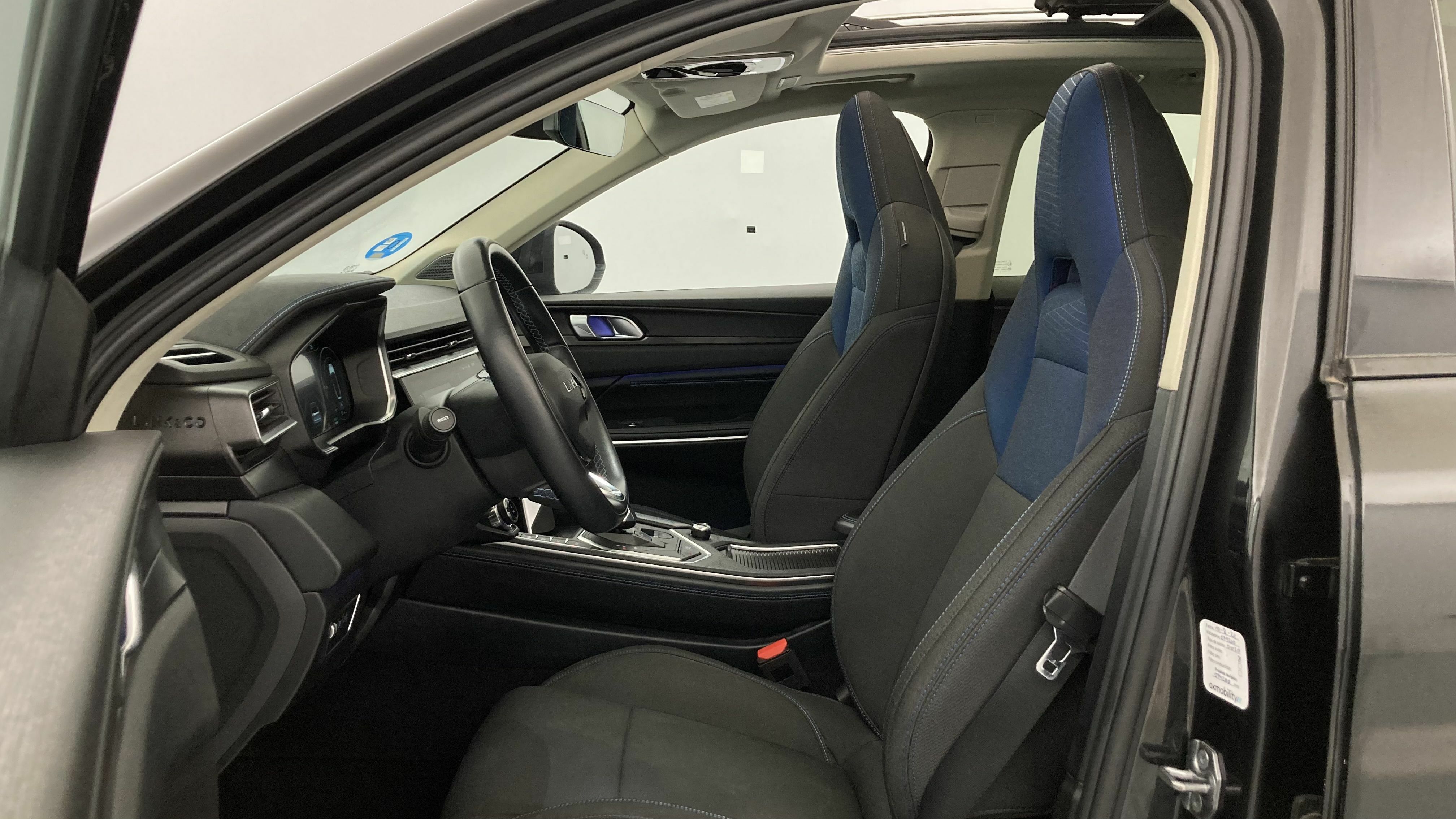 lynk&co 1 nv 1.5 PHEV 261 2022 black 14