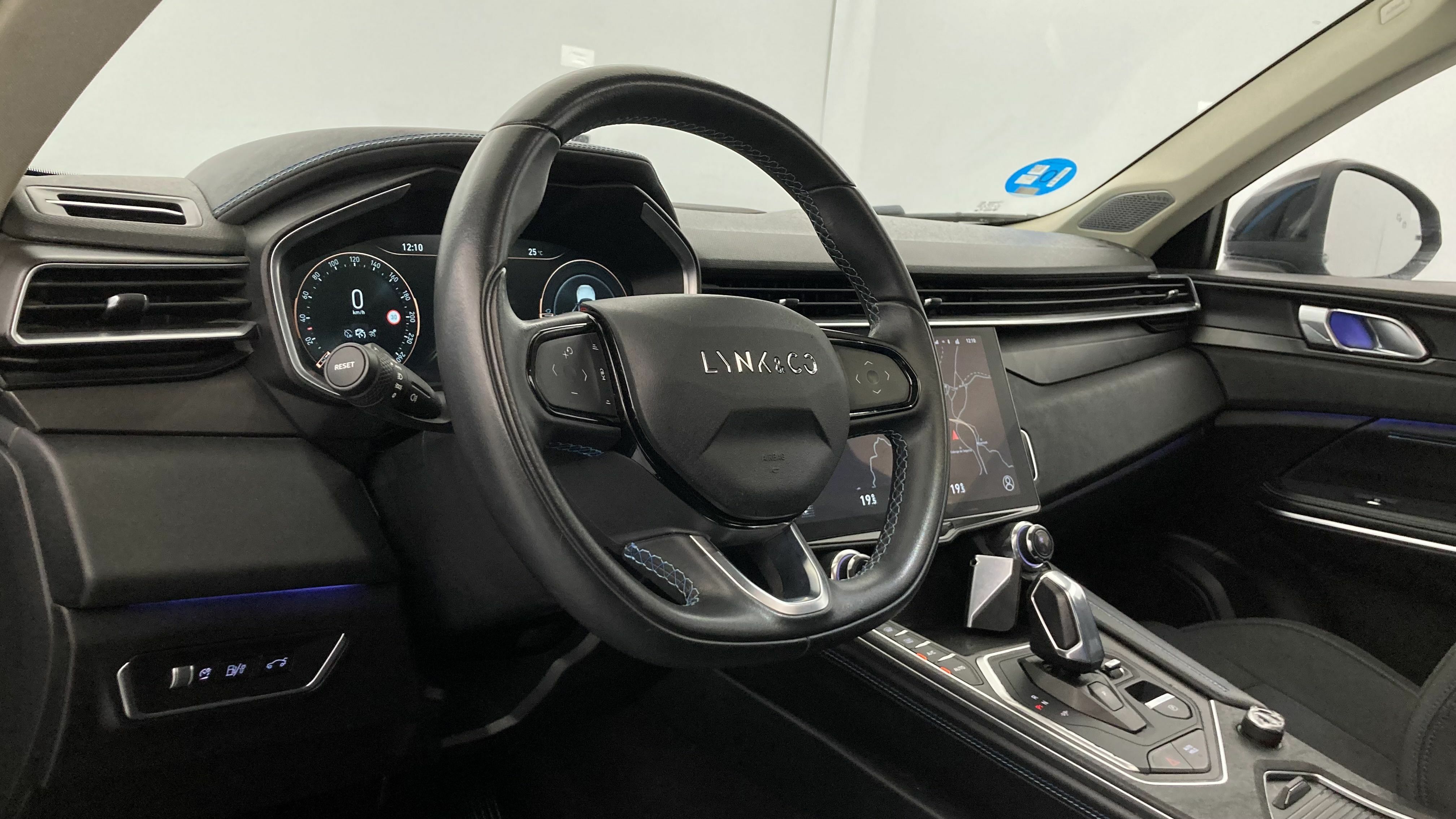 lynk&co 1 nv 1.5 PHEV 261 2022 black 15