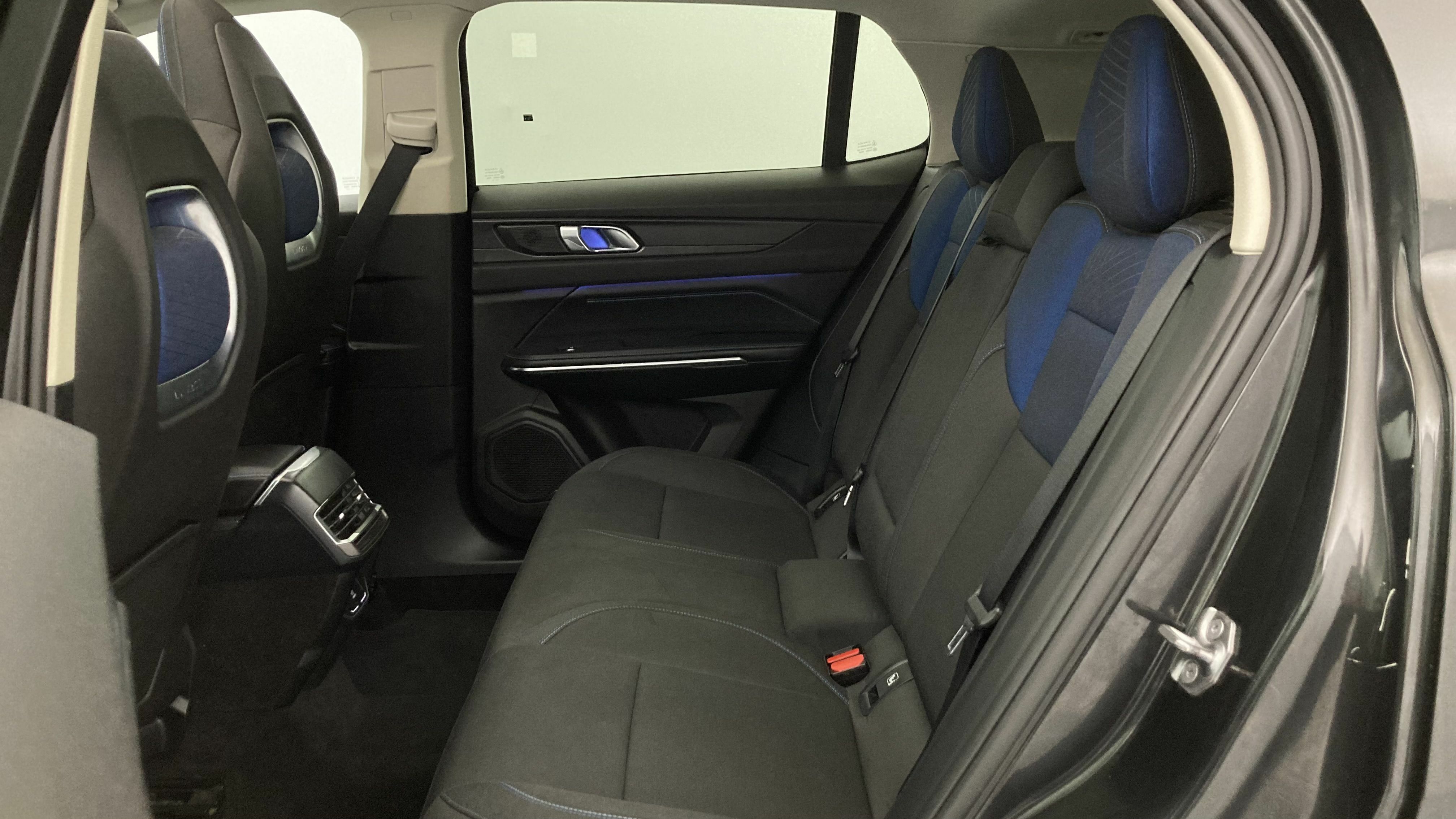 lynk&co 1 nv 1.5 PHEV 261 2022 black 21