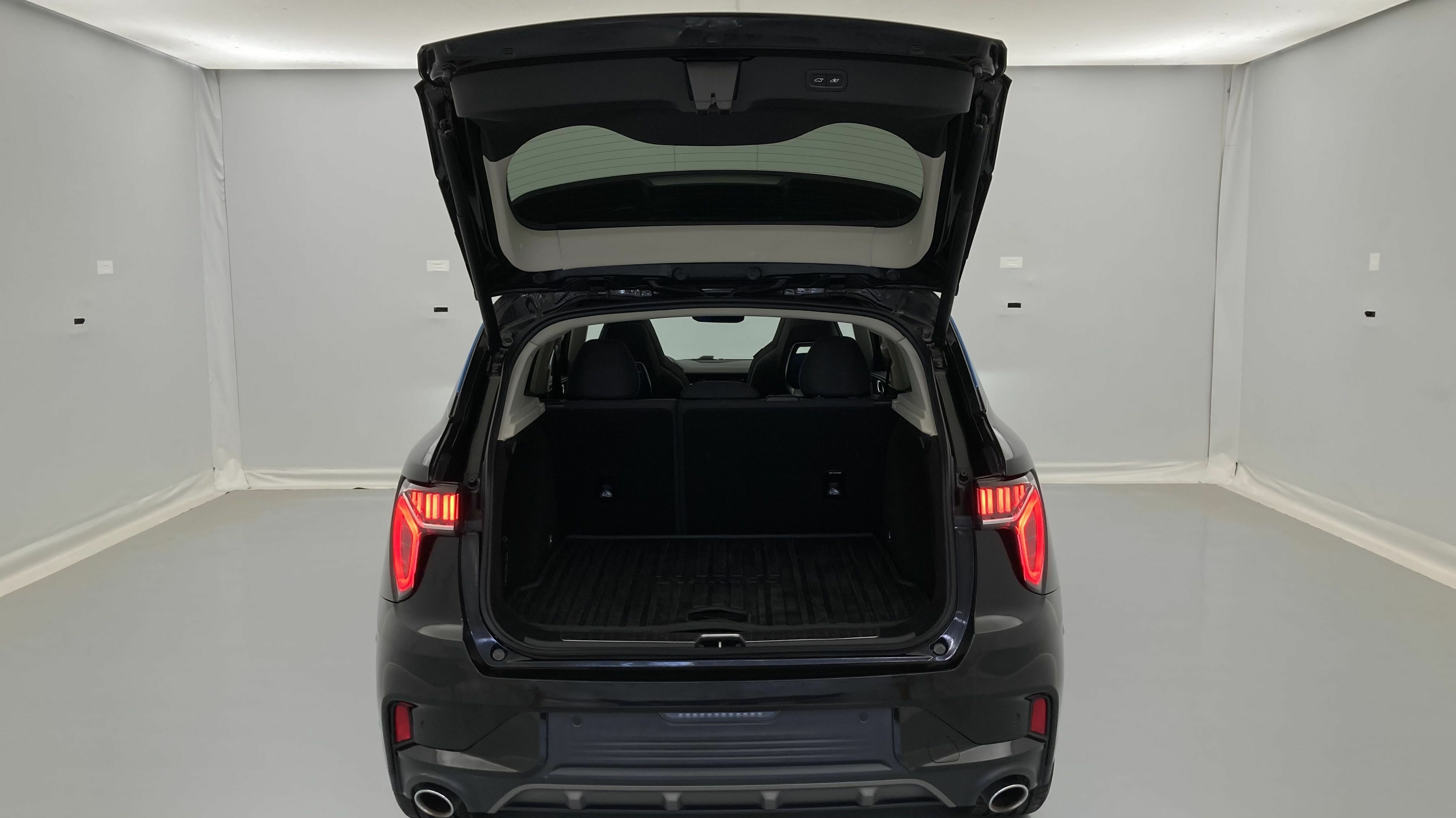 lynk&co 1 nv 1.5 PHEV 261 2022 black 24