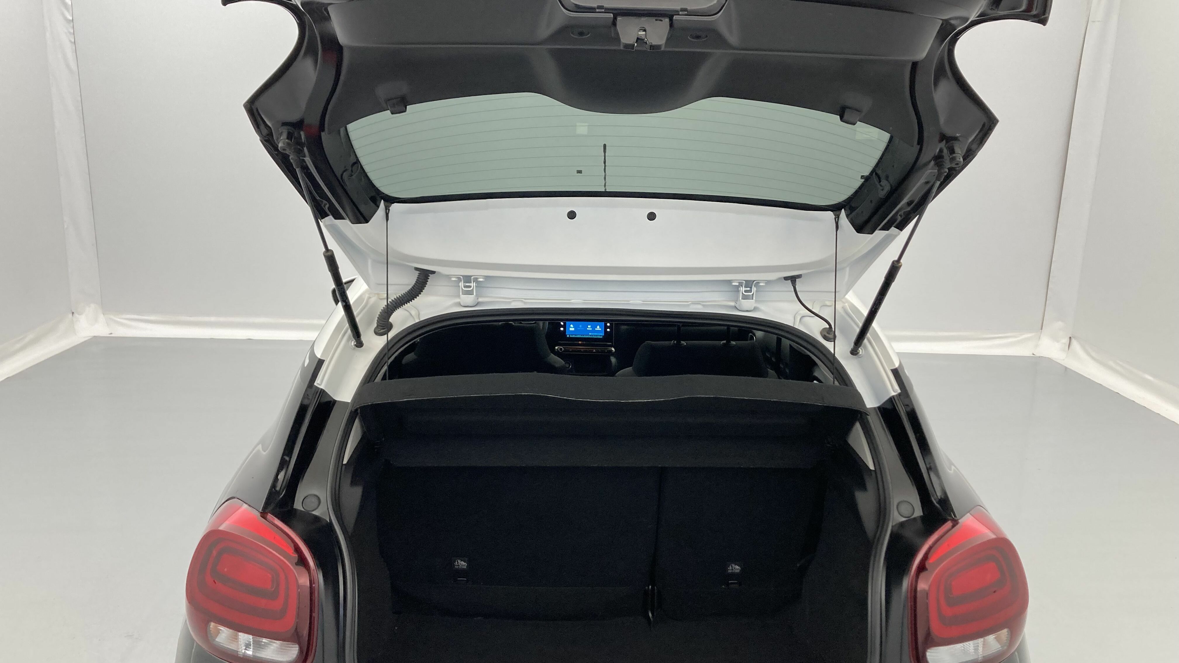 citroen c3 shine 1.2 PURETECH 110 EAT 2023 negro perla / blanco 17