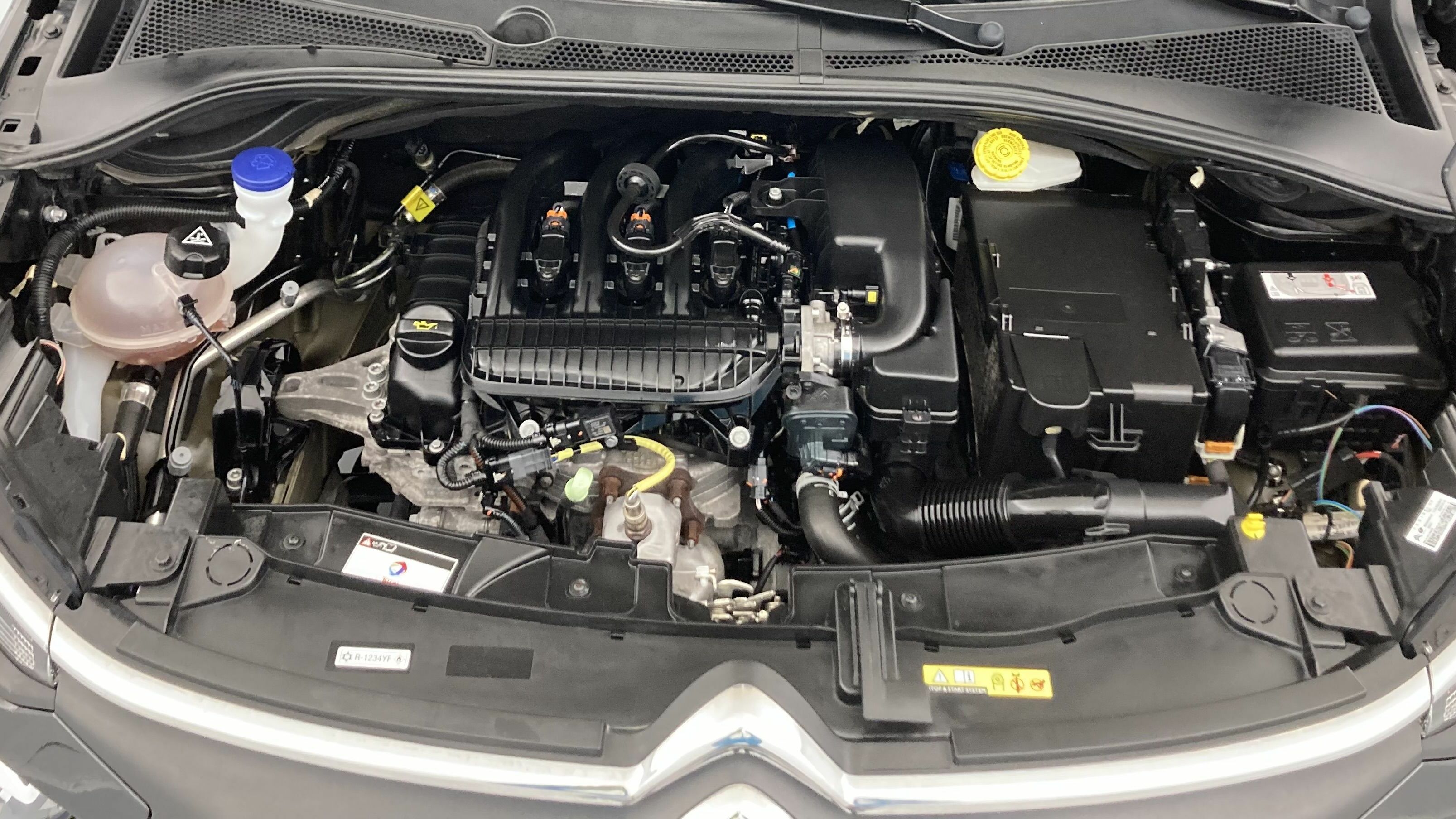 citroen c3 shine 1.2 PURETECH 110 EAT 2023 negro perla / blanco 18