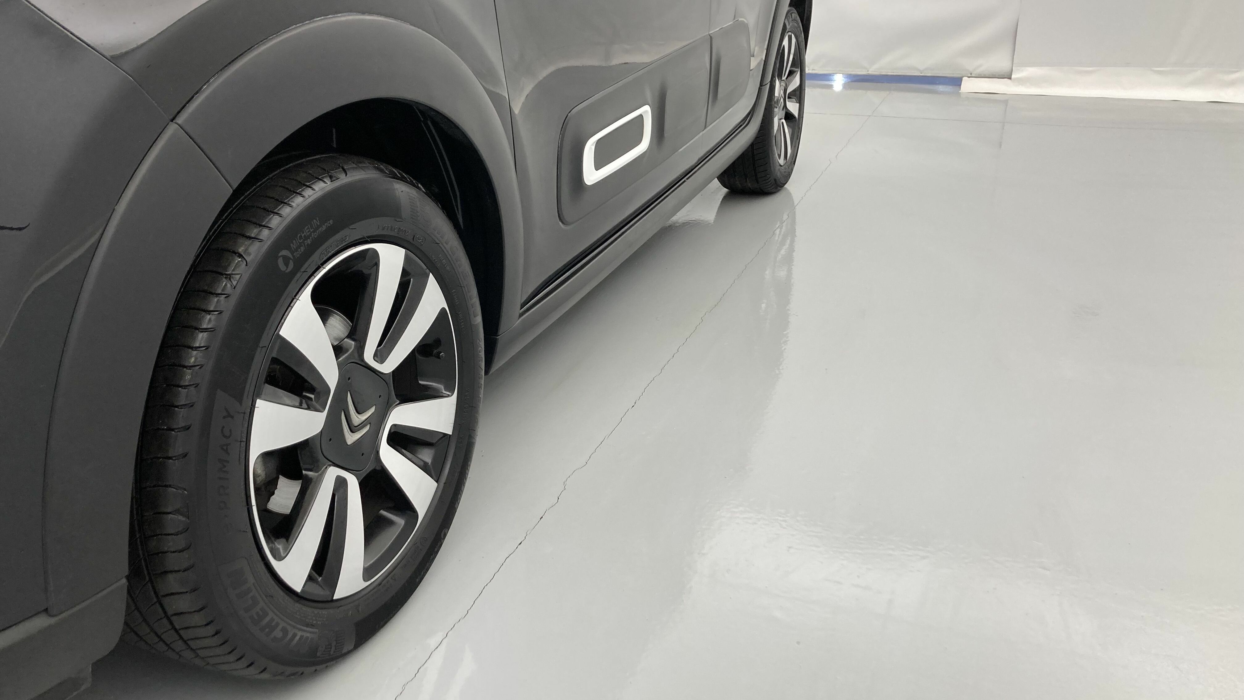 citroen c3 shine 1.2 PURETECH 110 EAT 2023 negro perla / blanco 19