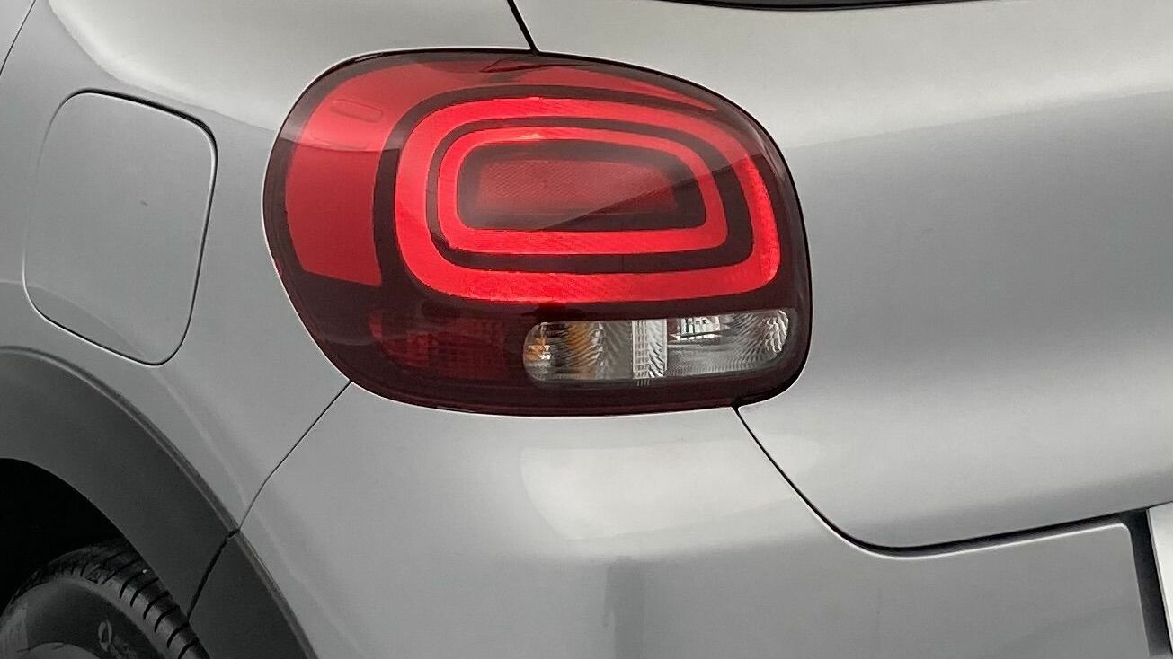 citroen c3 shine 1.2 PURETECH 83 2023 gris acero / negro 24