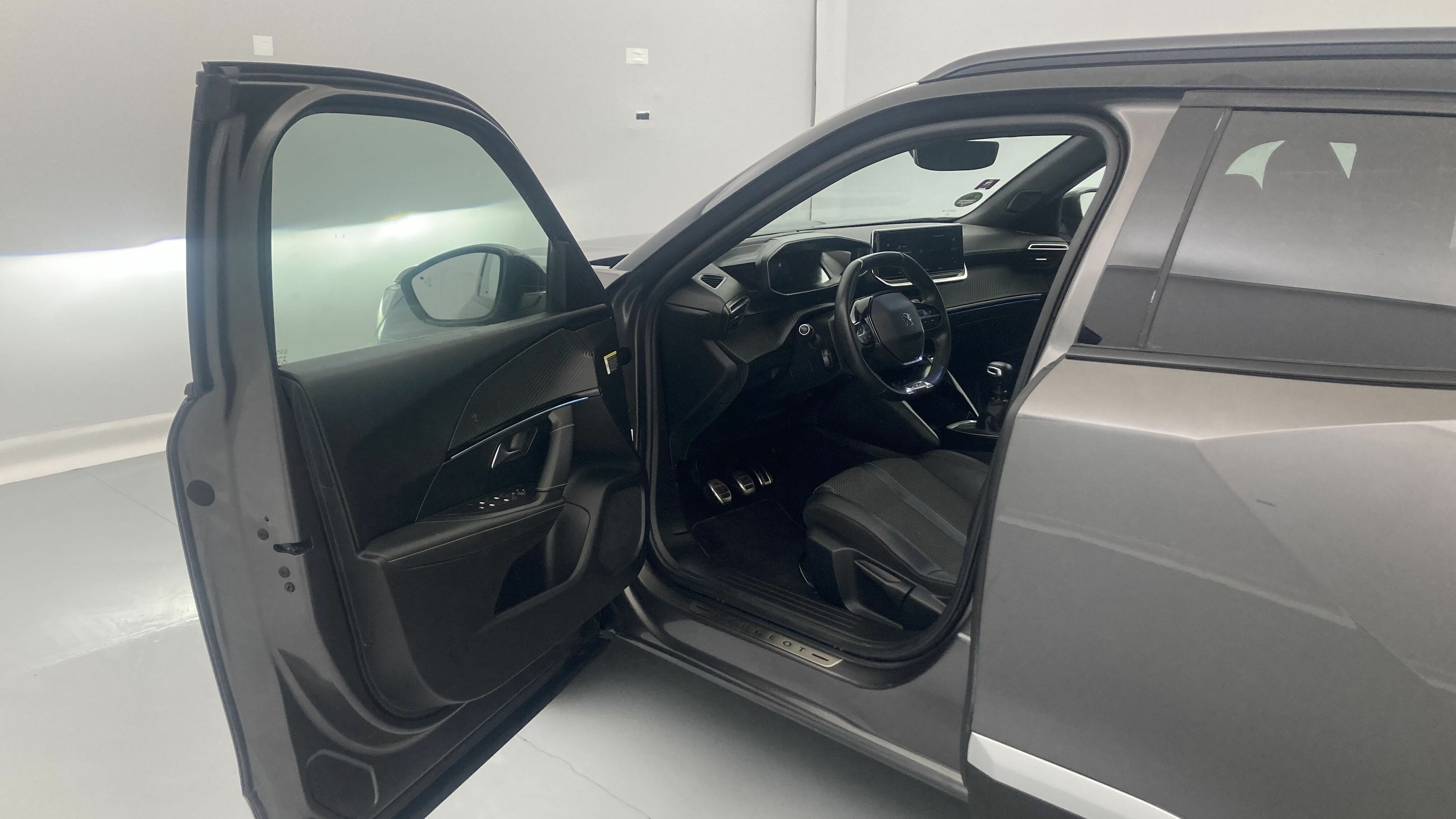 peugeot 2008 gt 1.2 PURETECH 130 2021 gris platinium / black diamond 11
