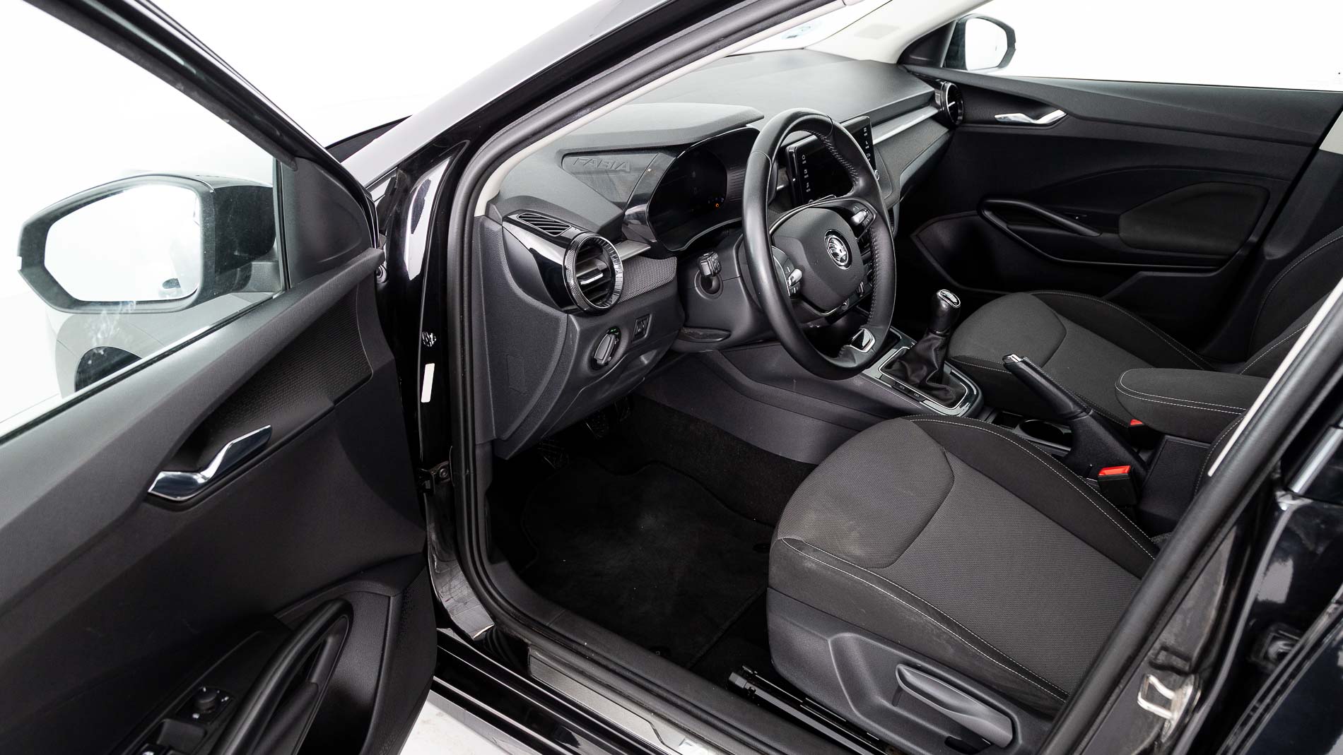 skoda fabia selection 1.0 TSI 95 2024 negro mágico efecto perla 13