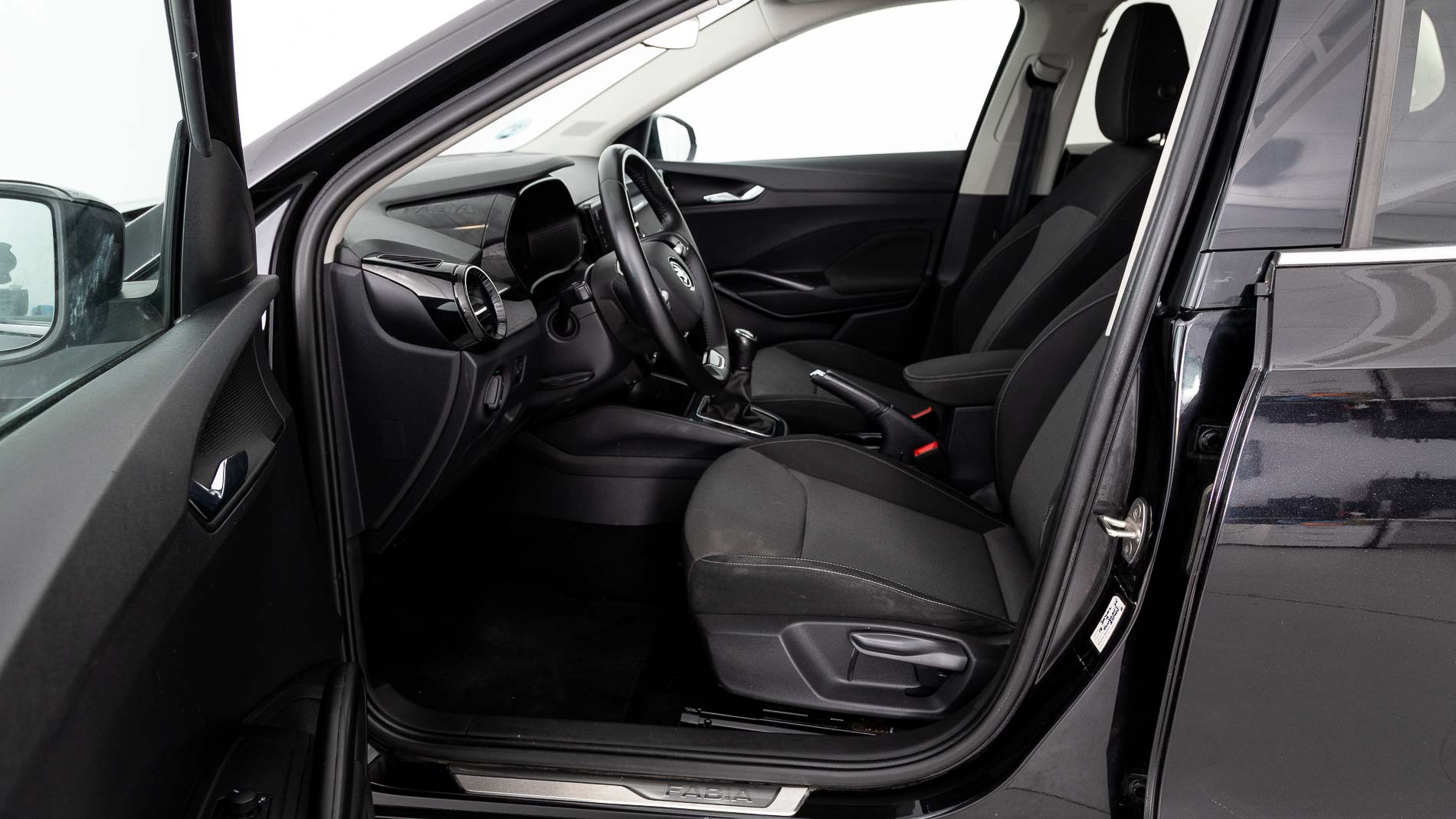 skoda fabia selection 1.0 TSI 95 2024 negro mágico efecto perla 18