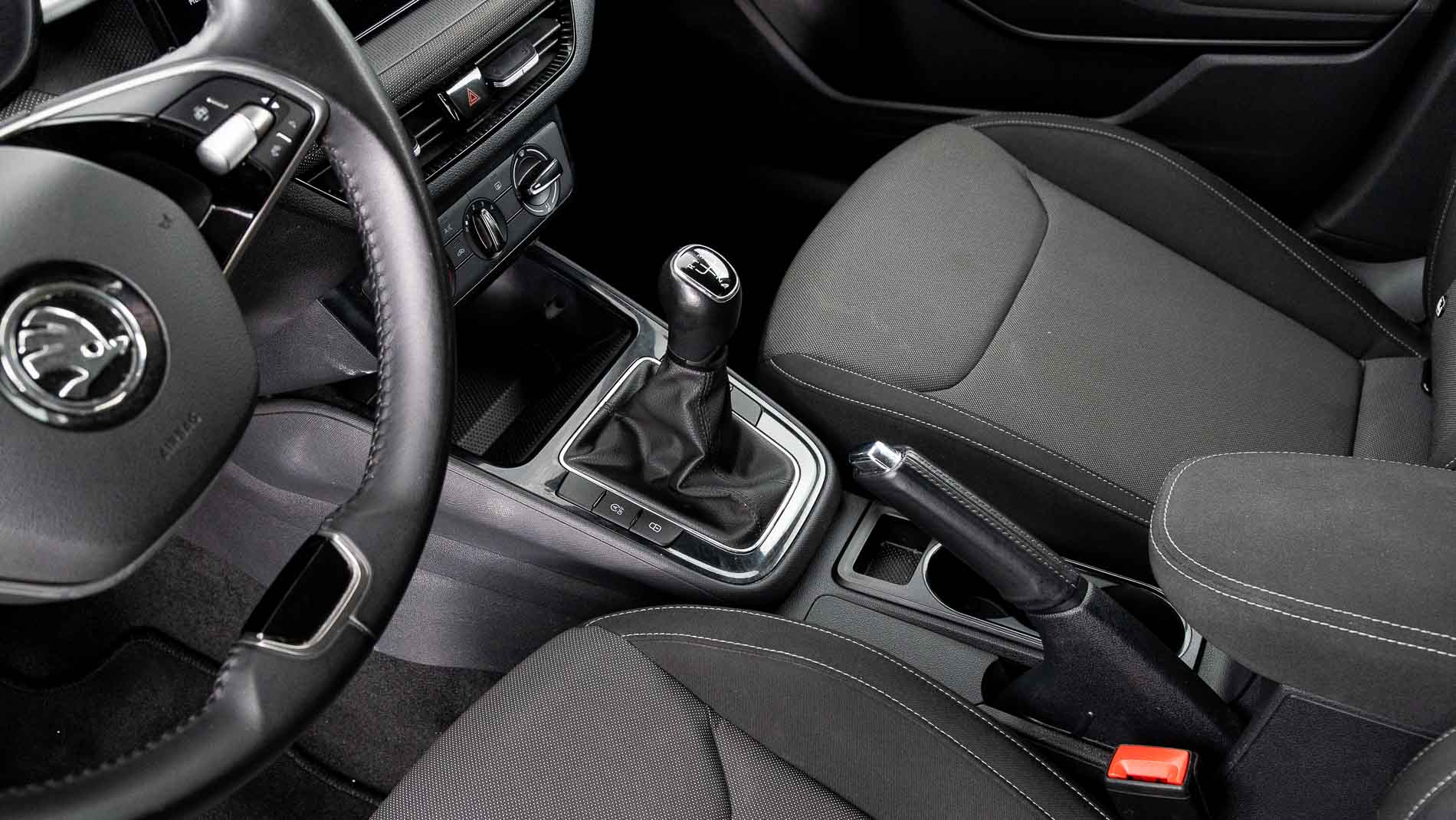 skoda fabia selection 1.0 TSI 95 2024 negro mágico efecto perla 20