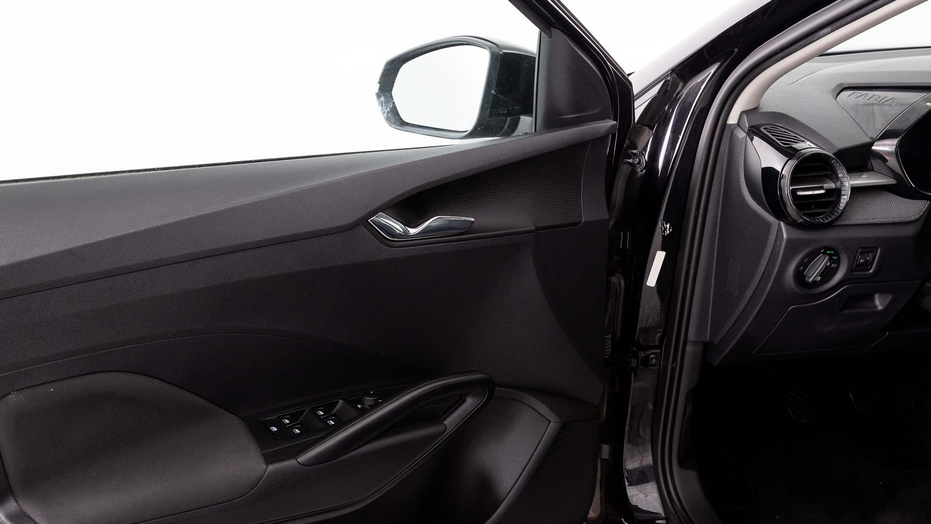 skoda fabia selection 1.0 TSI 95 2024 negro mágico efecto perla 21