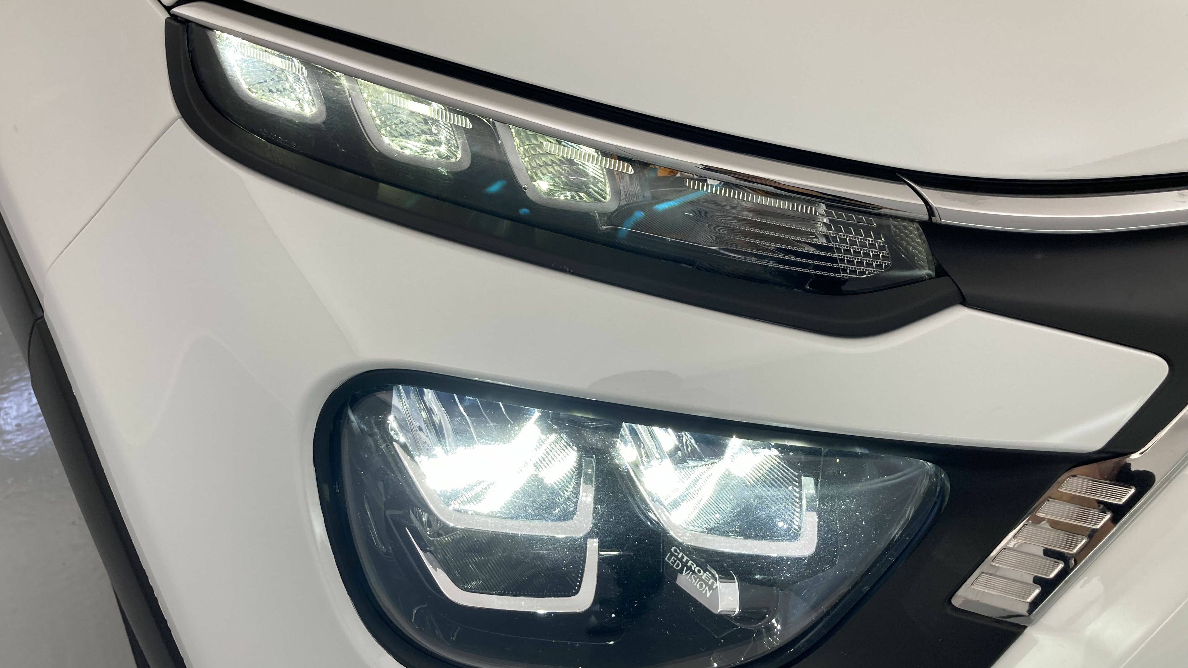 citroen c3 shine 1.2 PURETECH 83 2023 blanco banquise / negro 27