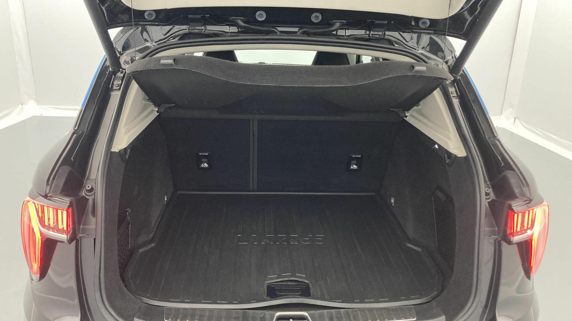 lynk&co 1 nv 1.5 PHEV 261 2022 black 23