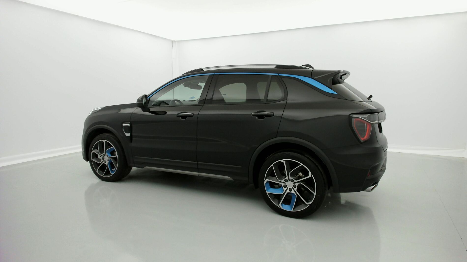 lynk&co 1 nv 1.5 PHEV 261 2022 black 8