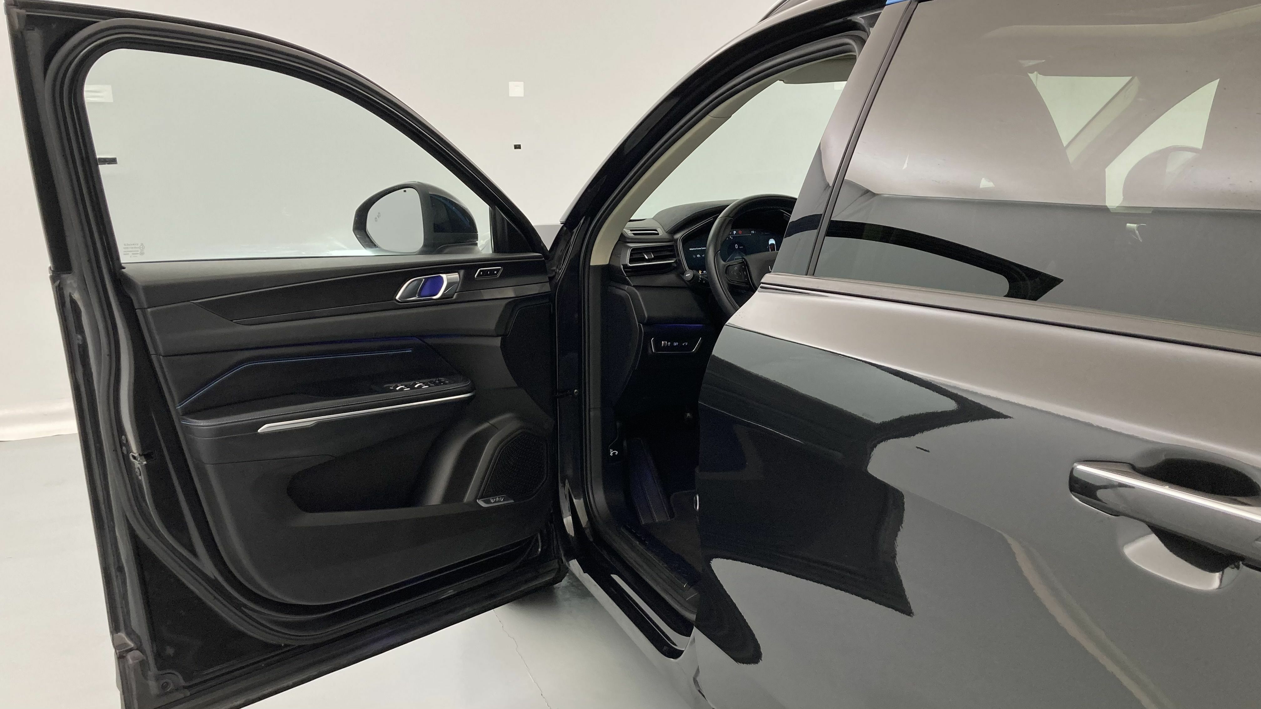 lynk&co 1 nv 1.5 PHEV 261 2022 black 12