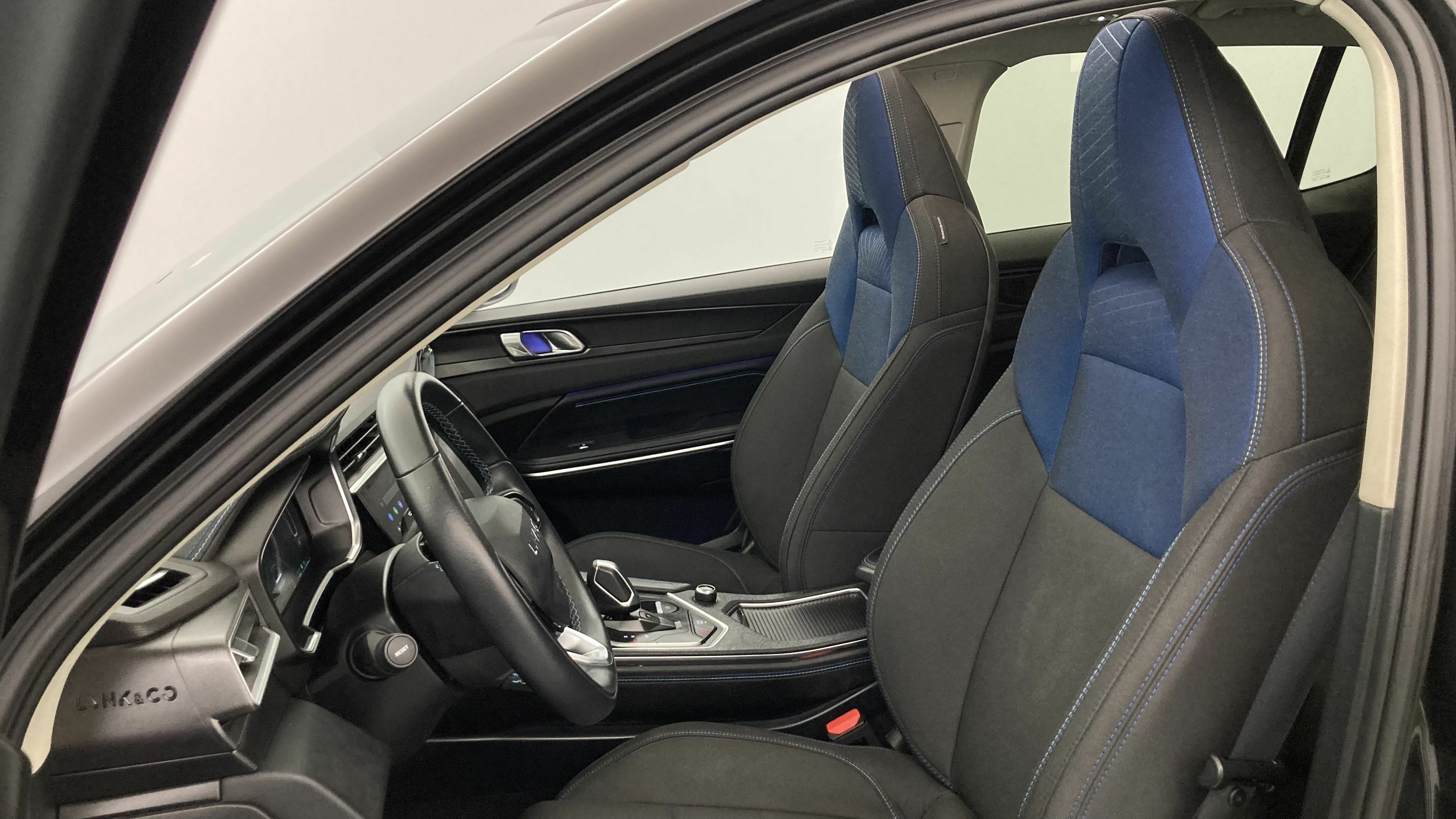 lynk&co 1 nv 1.5 PHEV 261 2022 black 13