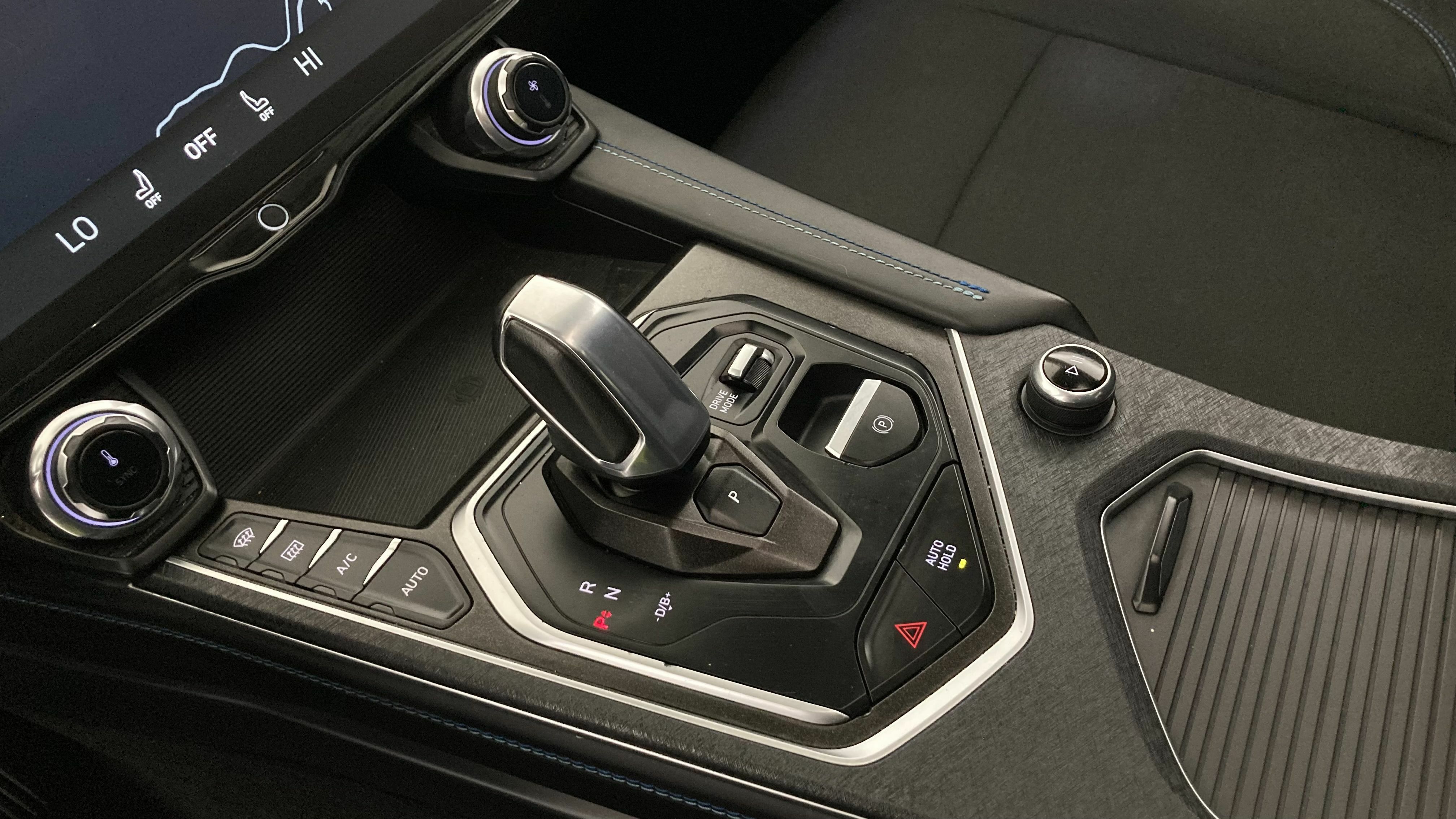 lynk&co 1 nv 1.5 PHEV 261 2022 black 19