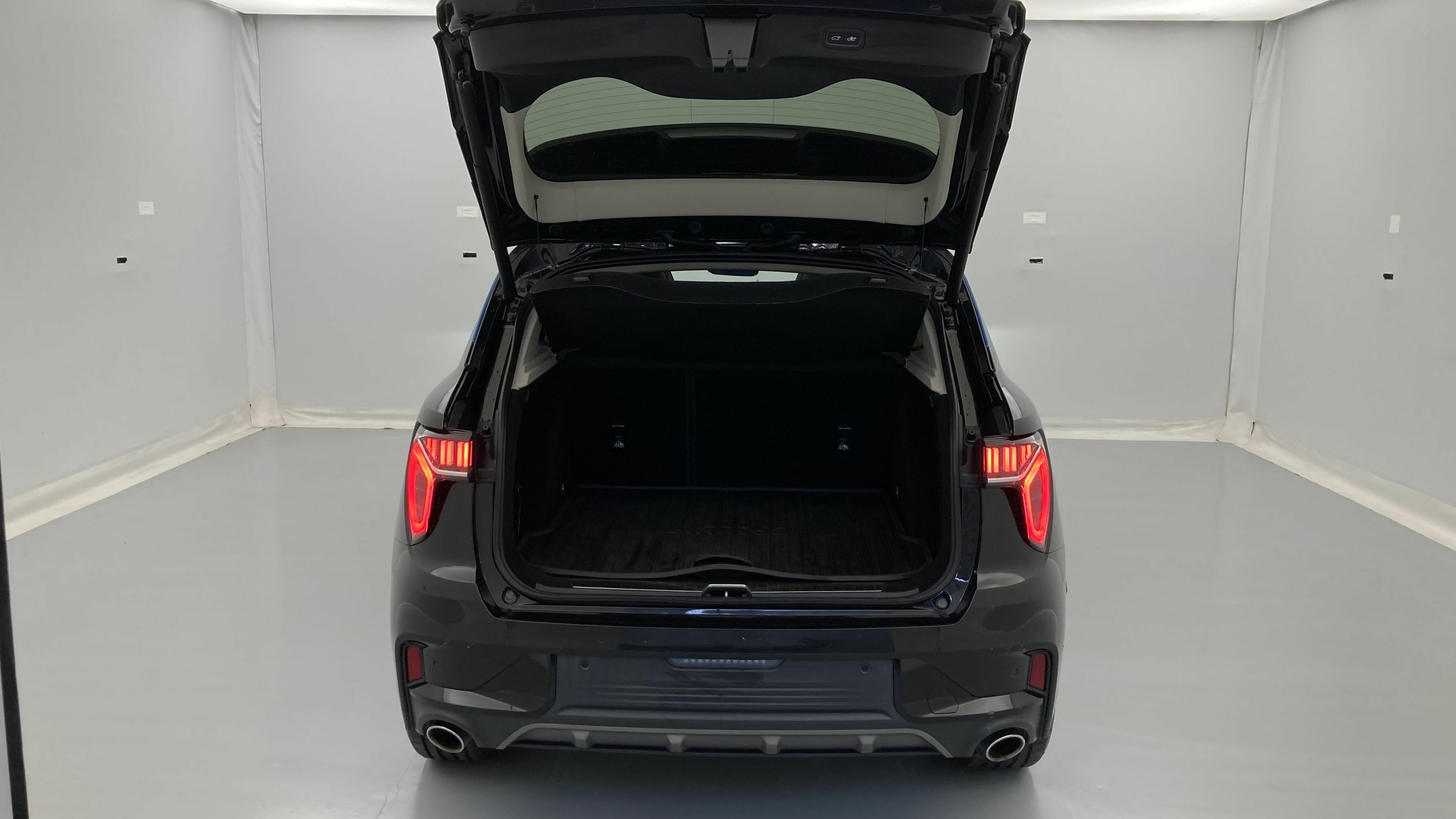 lynk&co 1 nv 1.5 PHEV 261 2022 black 23