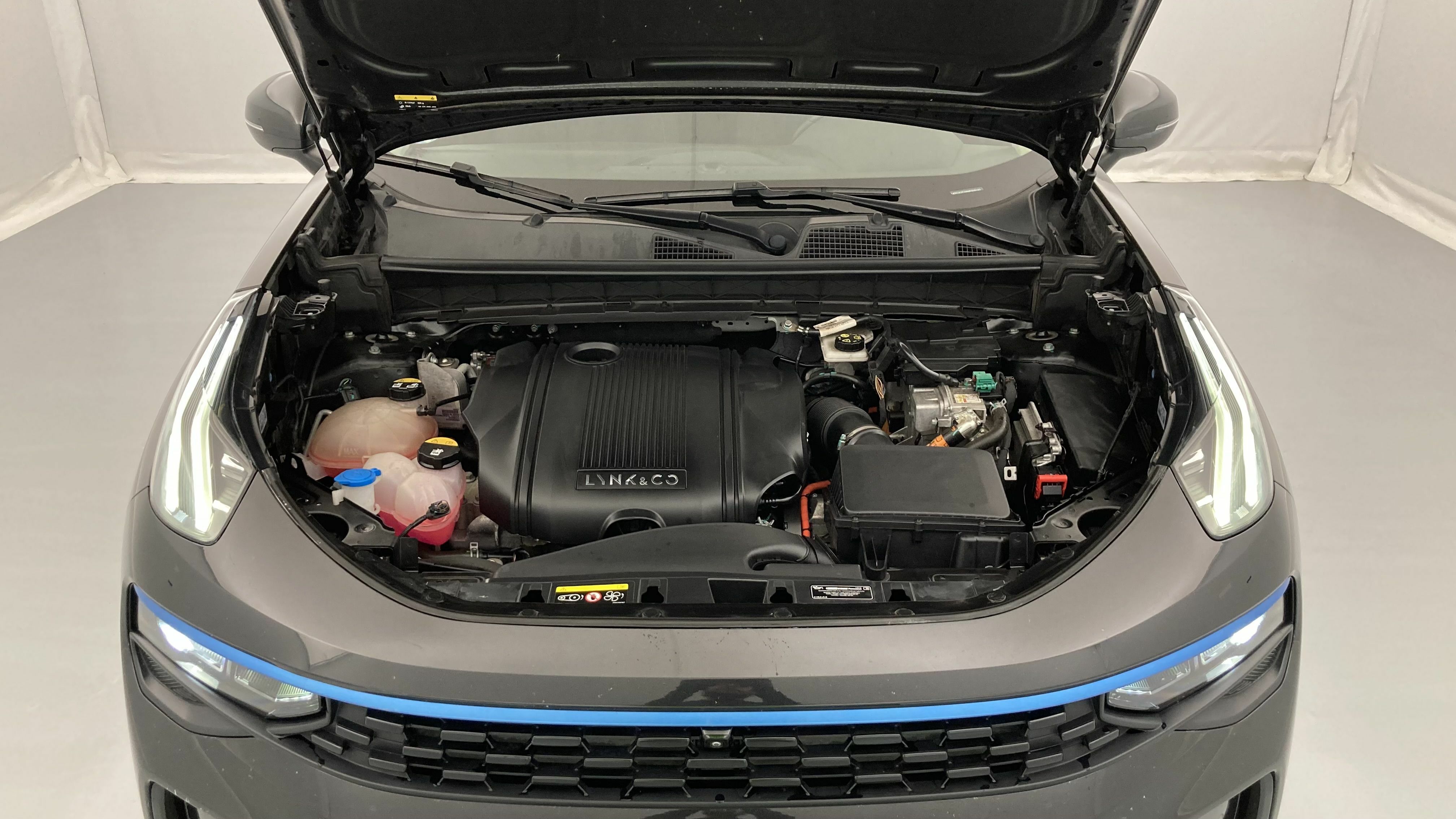 lynk&co 1 nv 1.5 PHEV 261 2022 black 24