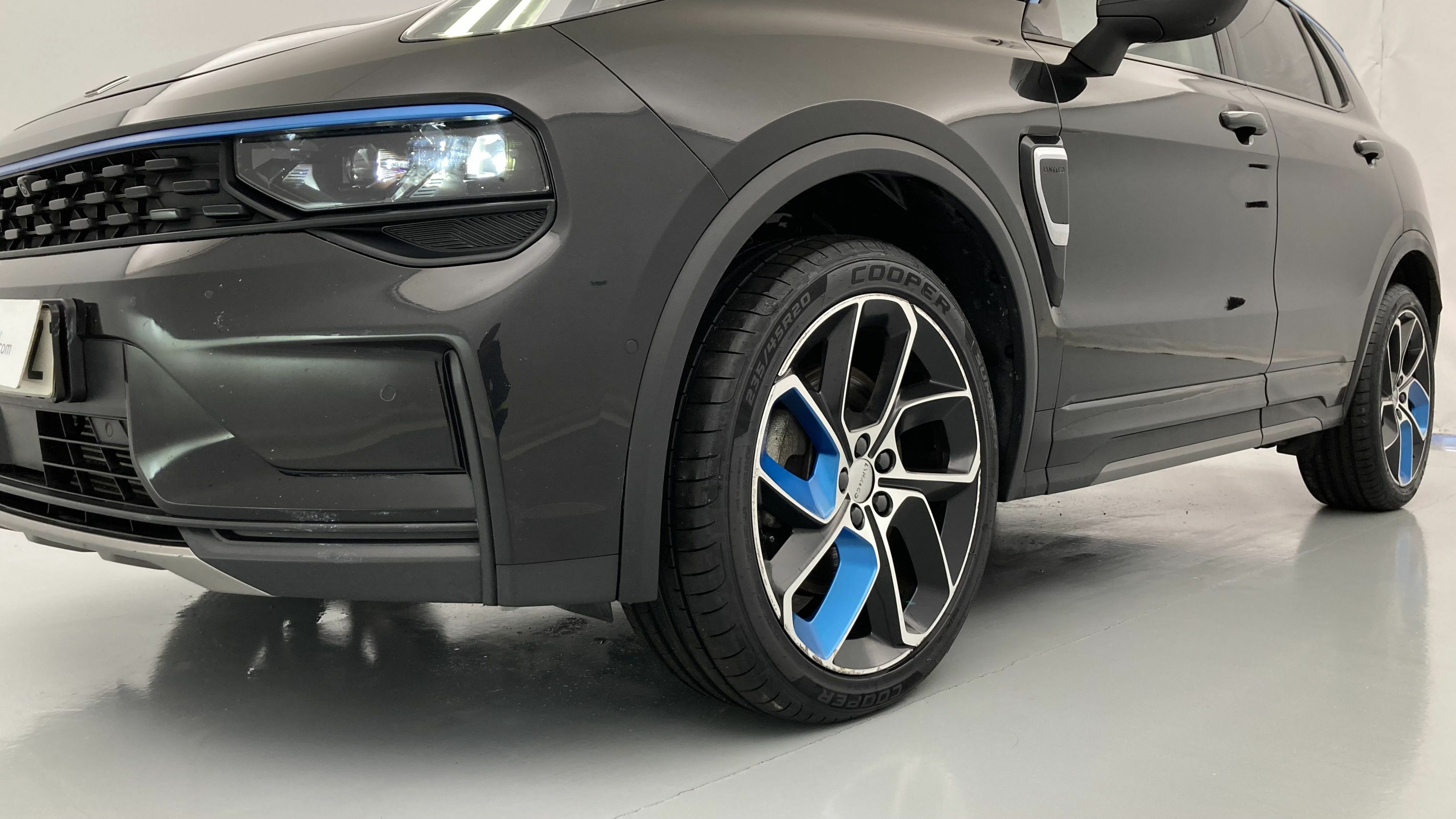 lynk&co 1 nv 1.5 PHEV 261 2022 black 25