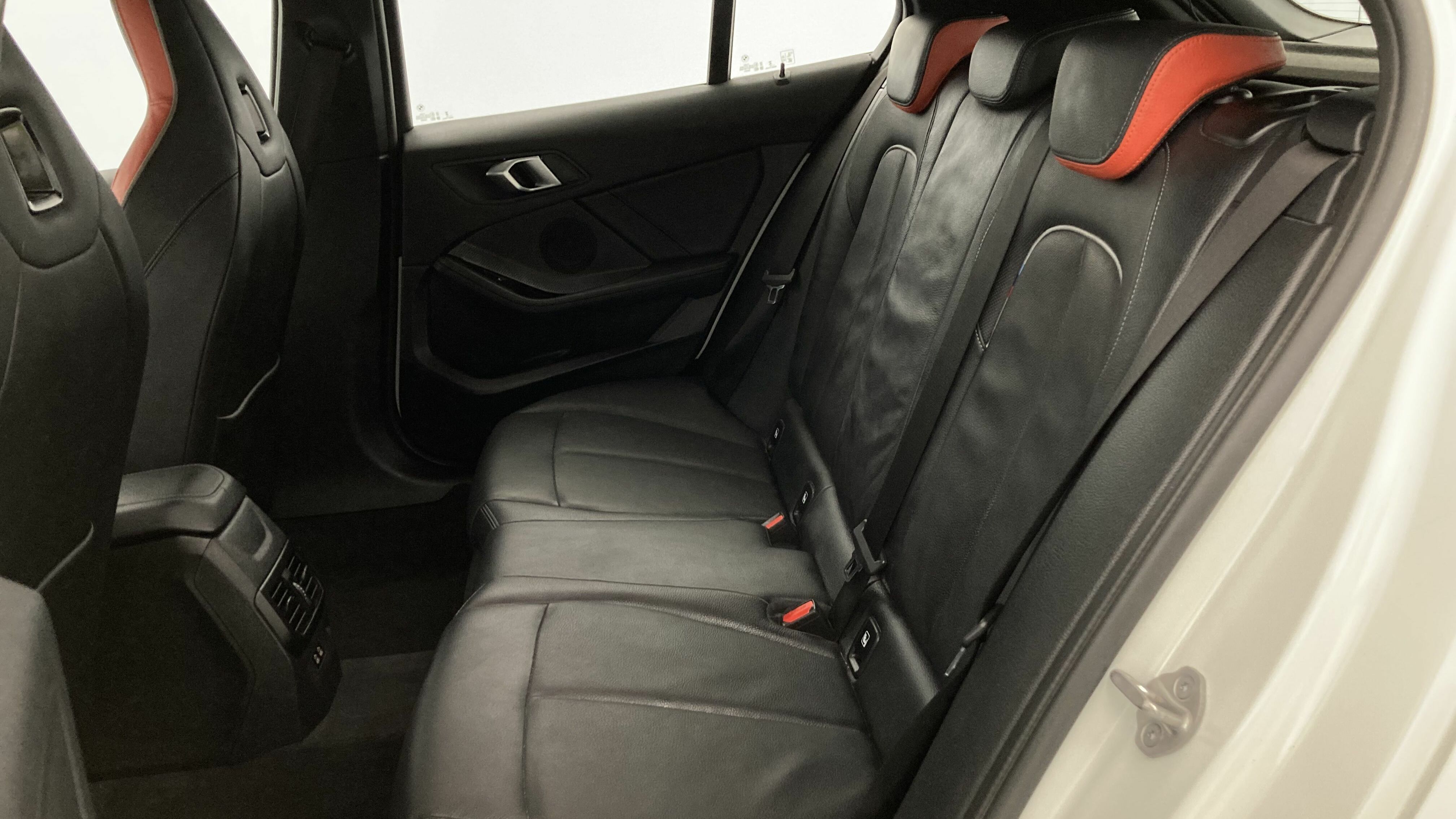 bmw serie 1 m sport colorvision 118I 136 STEPTRONIC 2024 alpinweiss 22