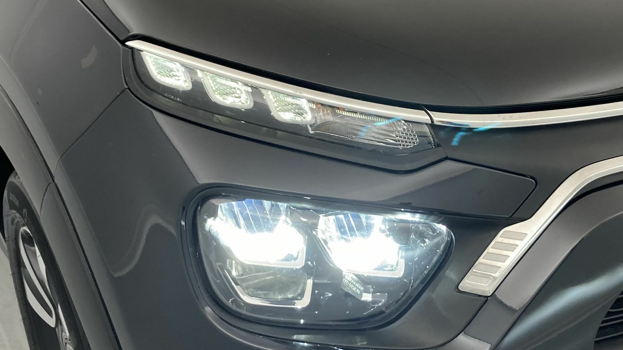 citroen c3 shine 1.2 PURETECH 110 EAT 2023 negro perla / blanco 25