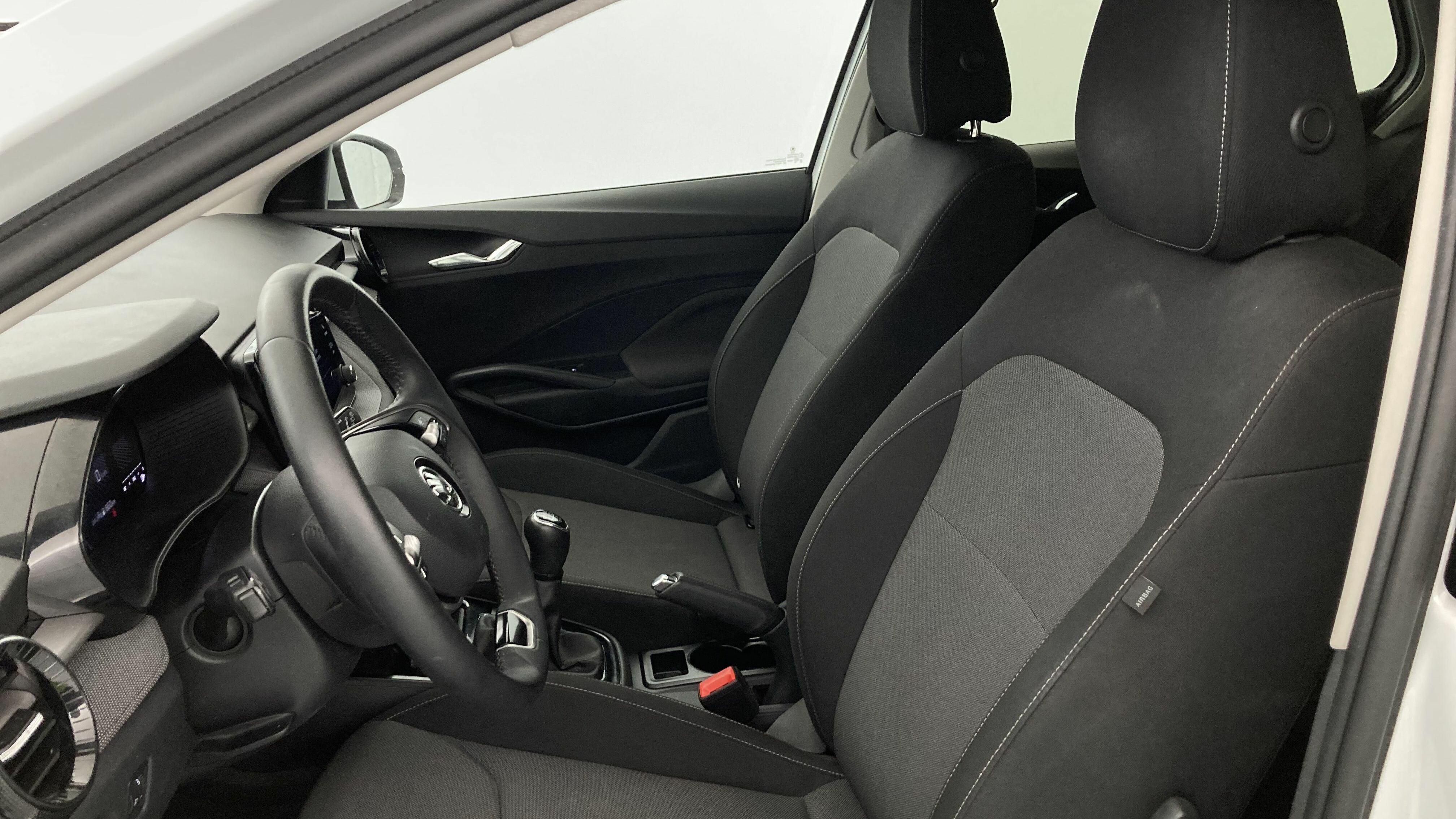 skoda fabia selection 1.0 MPI 80 2024 blanco glaciar 13