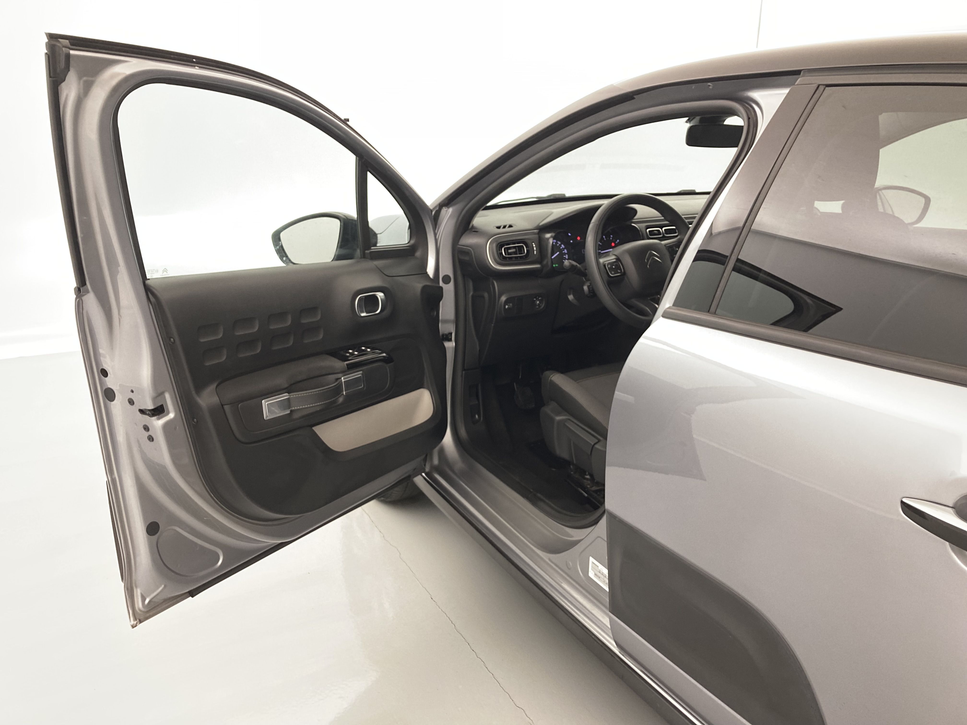 citroen c3 shine 1.2 PURETECH 83 2023 gris acero / negro 21