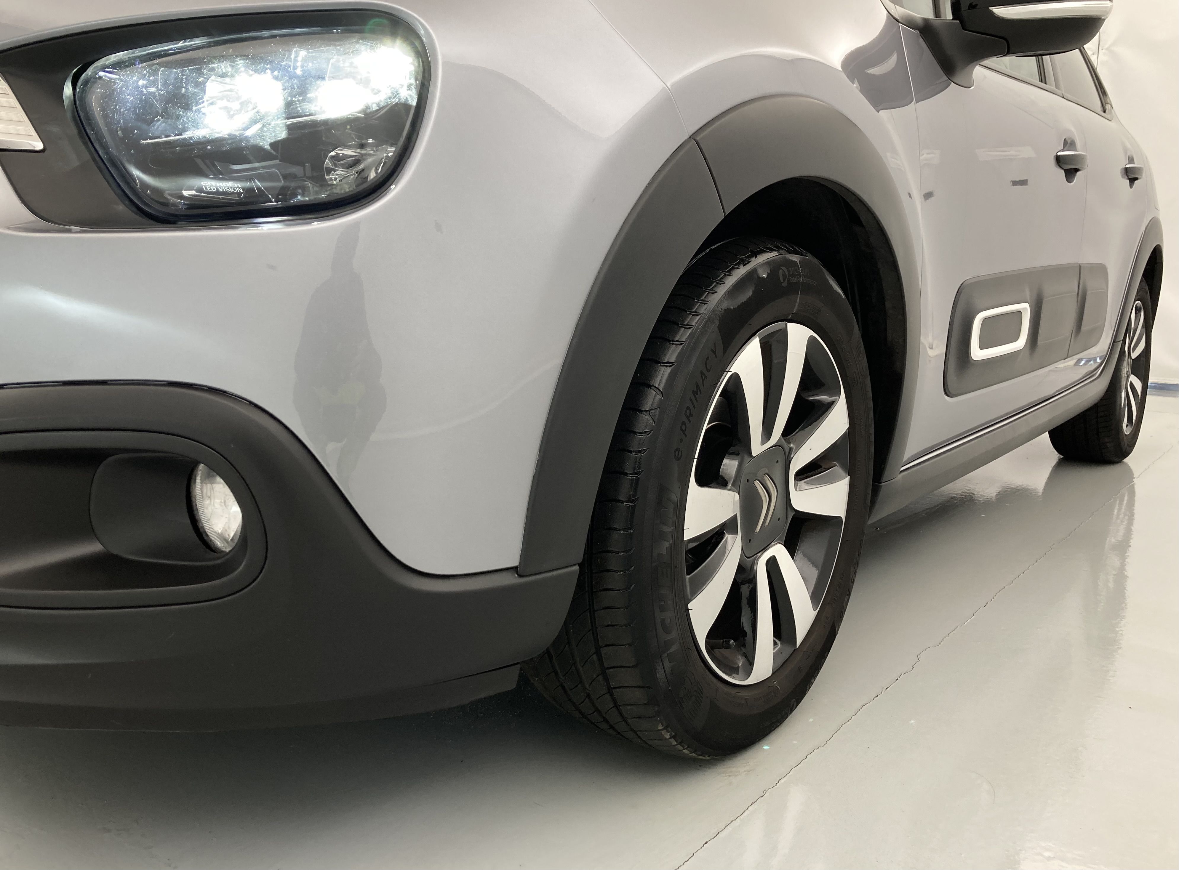 citroen c3 shine 1.2 PURETECH 83 2023 gris acero / negro 28