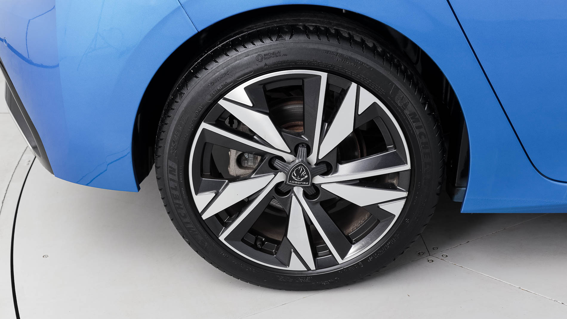 peugeot 308 allure 1.2 PURETECH 130 EAT 2023 azul vertigo 26