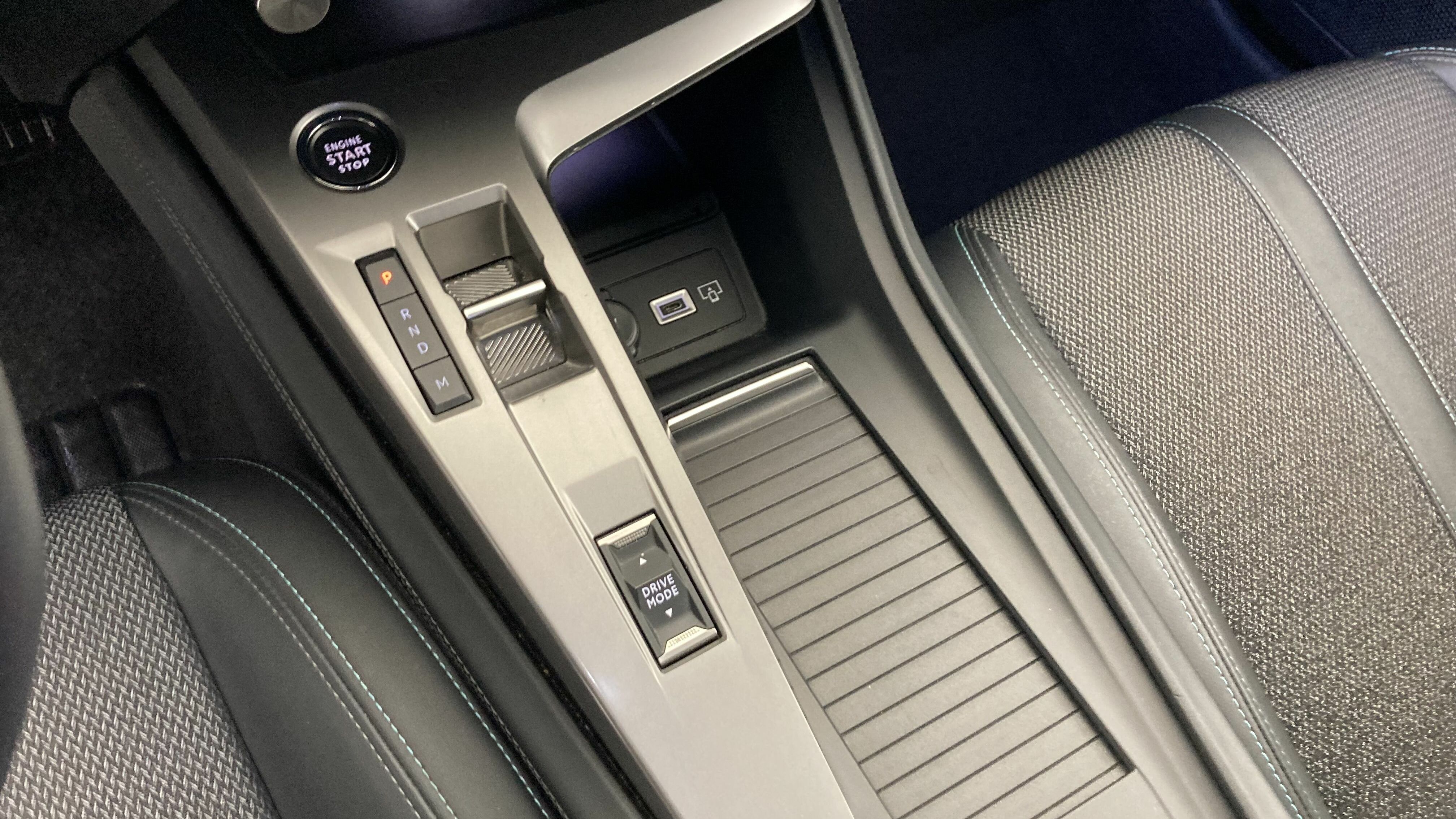 peugeot 308 allure 1.2 PURETECH 130 EAT 2023 blanco nacarado 15