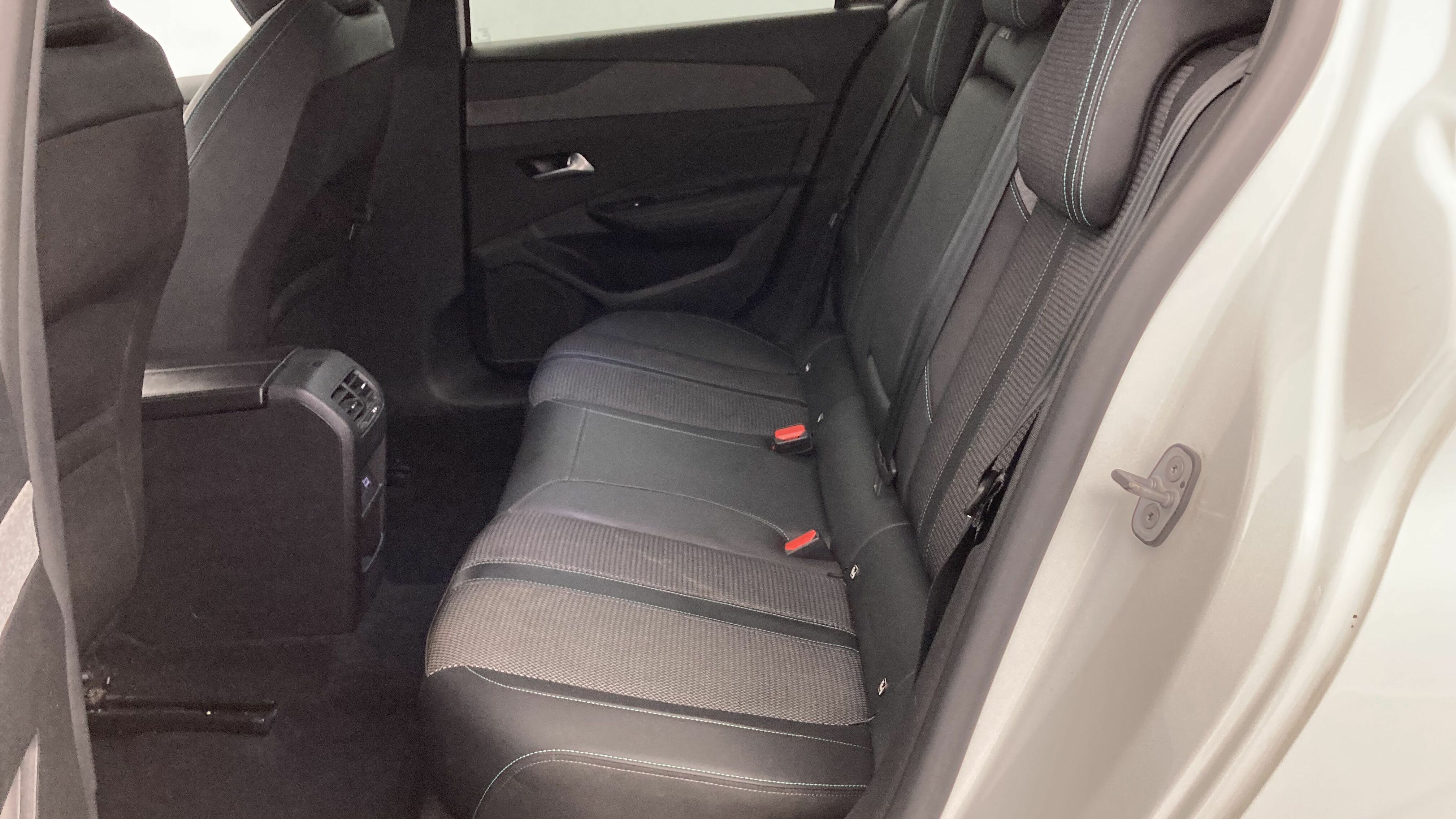 peugeot 308 allure 1.2 PURETECH 130 EAT 2023 blanco nacarado 16