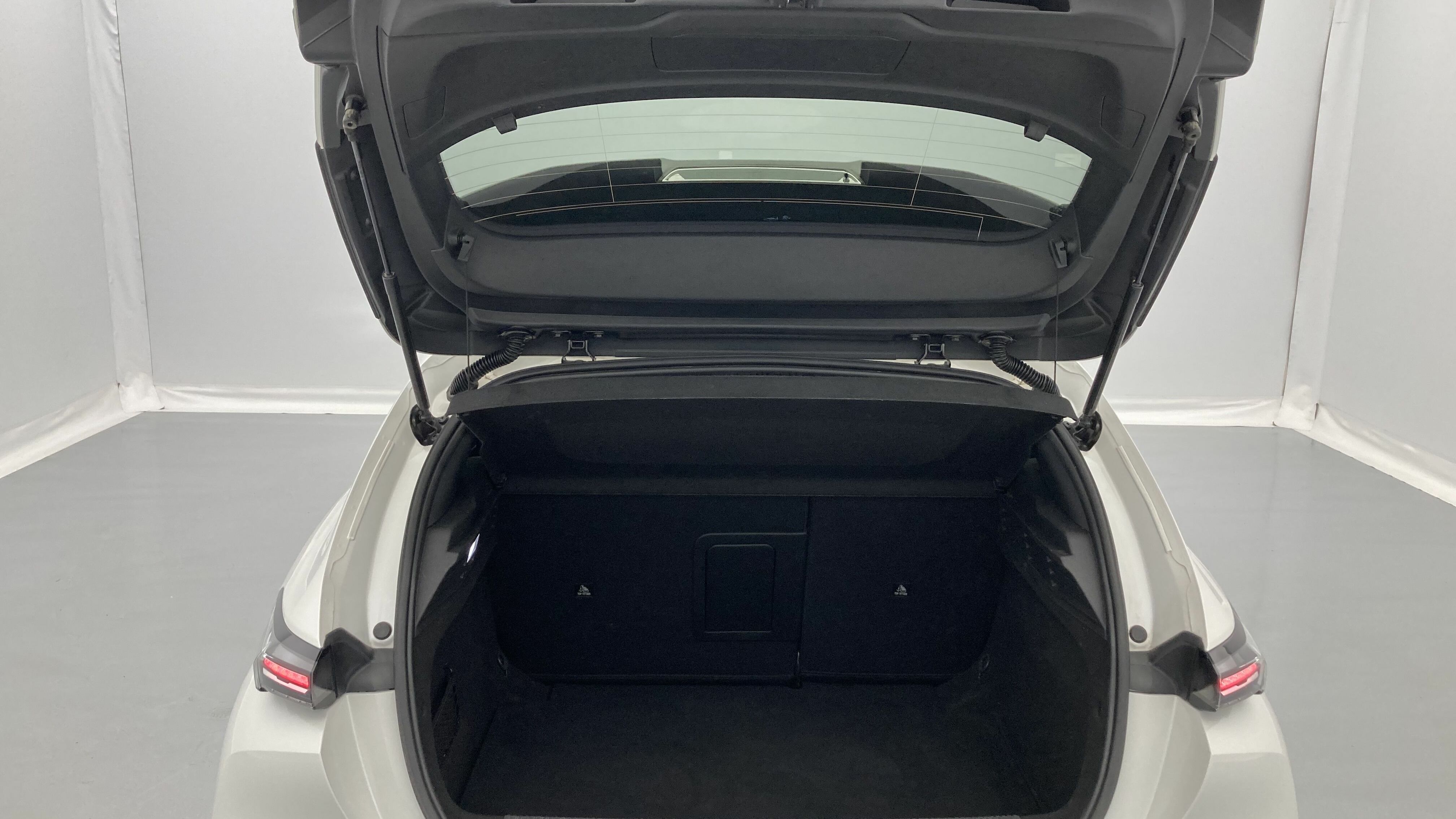 peugeot 308 allure 1.2 PURETECH 130 EAT 2023 blanco nacarado 17