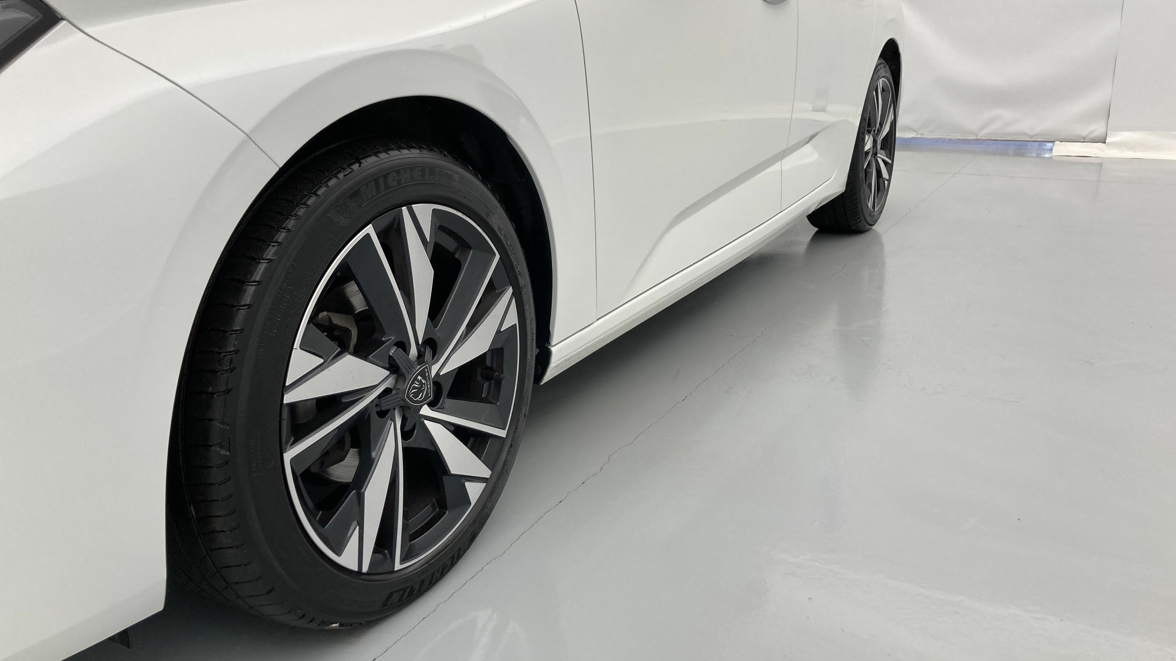 peugeot 308 allure 1.2 PURETECH 130 EAT 2023 blanco nacarado 19