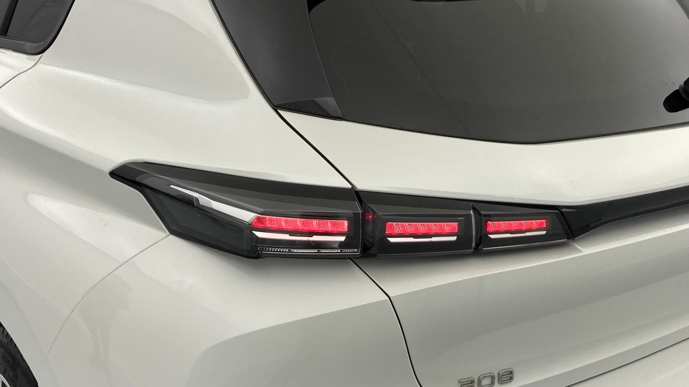 peugeot 308 allure 1.2 PURETECH 130 EAT 2023 blanco nacarado 23