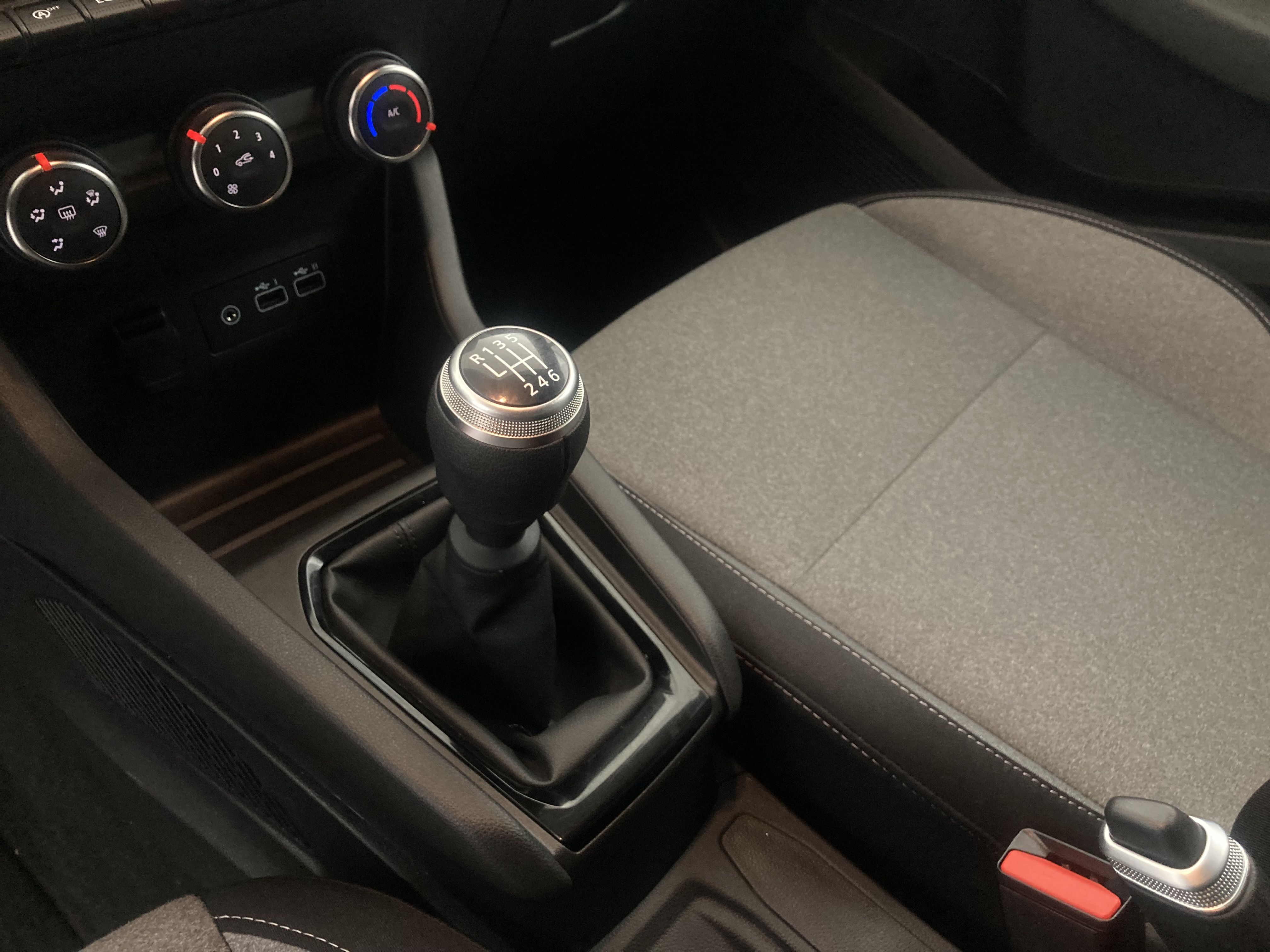 renault clio evolution 1.5 DCI 100 2025 rojo deseo 12