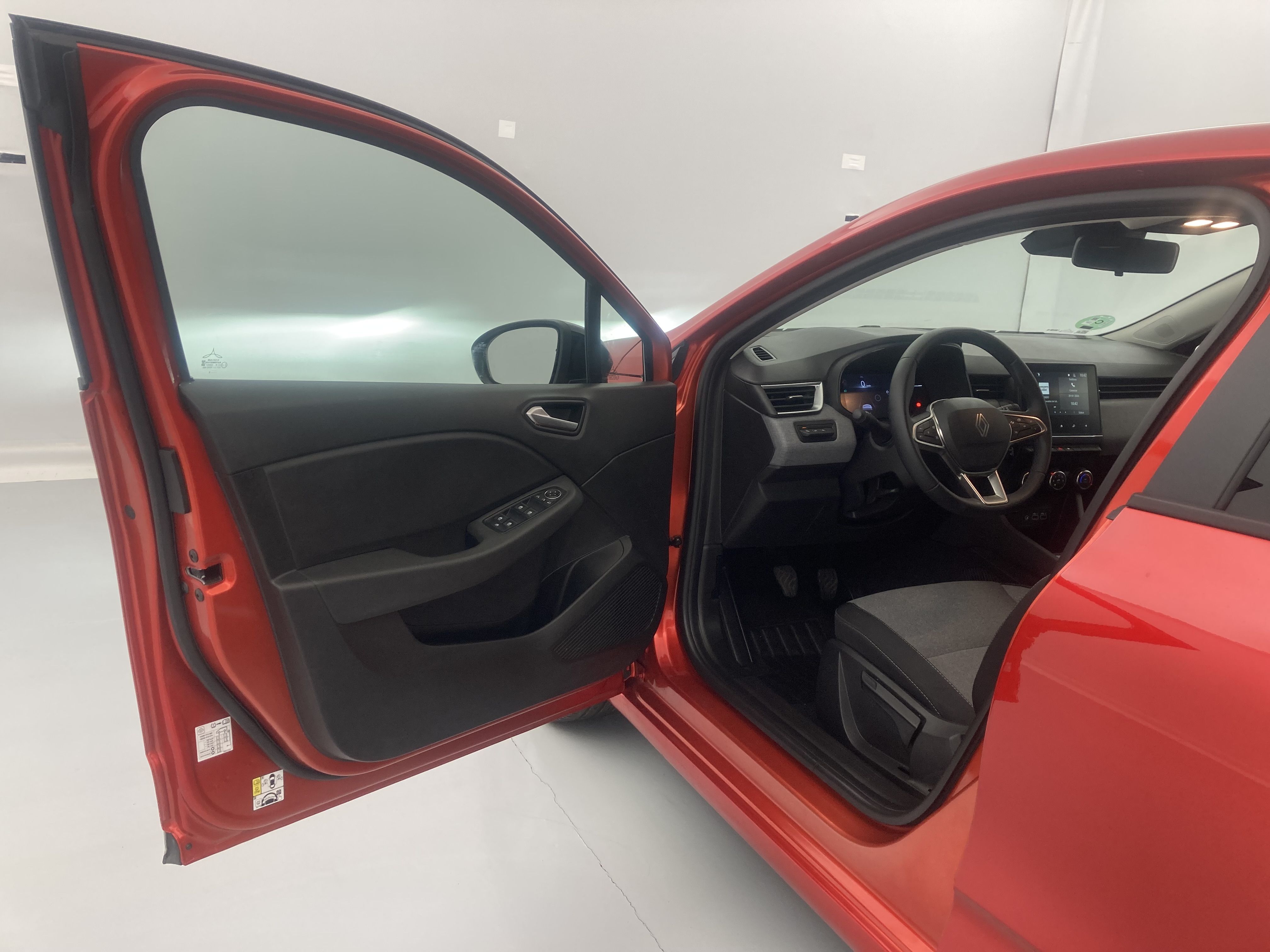 renault clio evolution 1.5 DCI 100 2025 rojo deseo 15