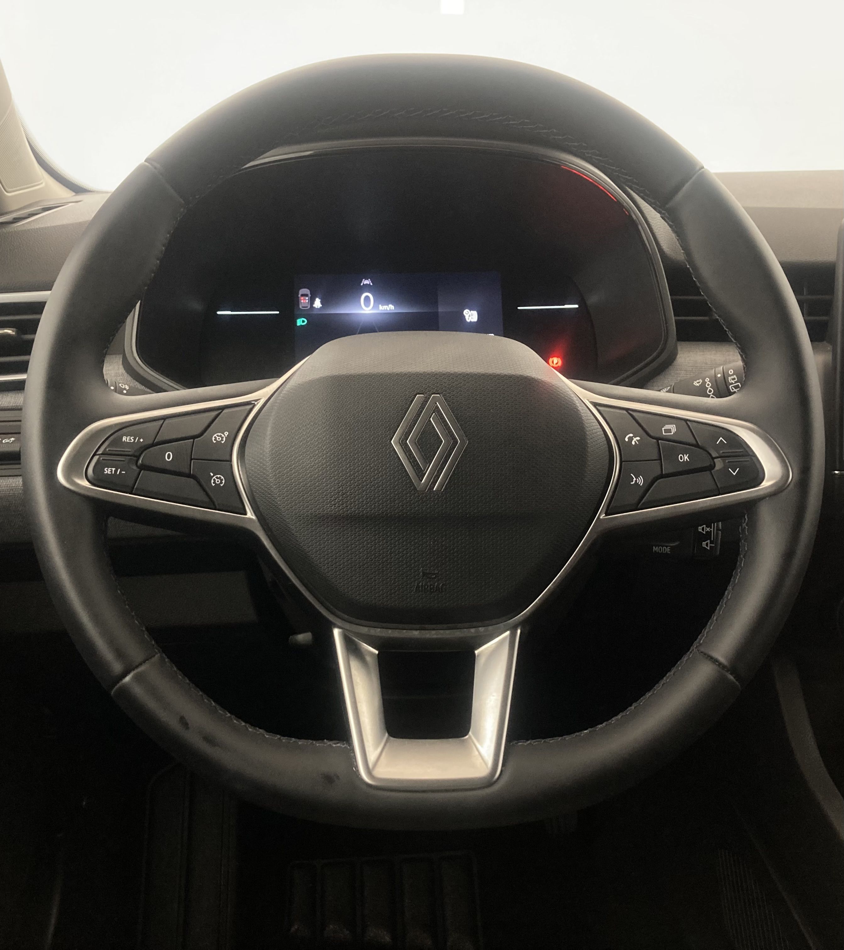 renault clio evolution 1.5 DCI 100 2025 rojo deseo 27