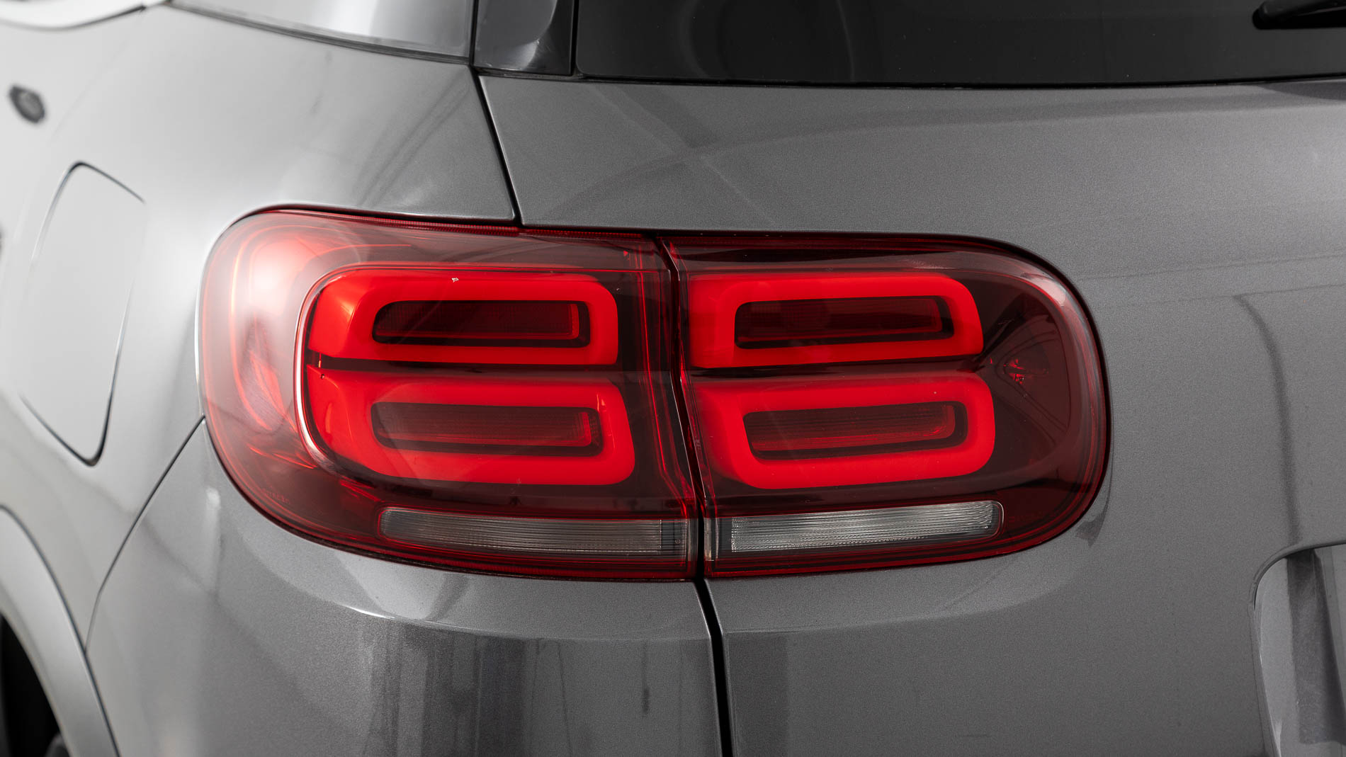 citroen c5 aircross shine 1.6 PURETECH HYBRID 225 E-EAT 2022 gris platino / negro 32