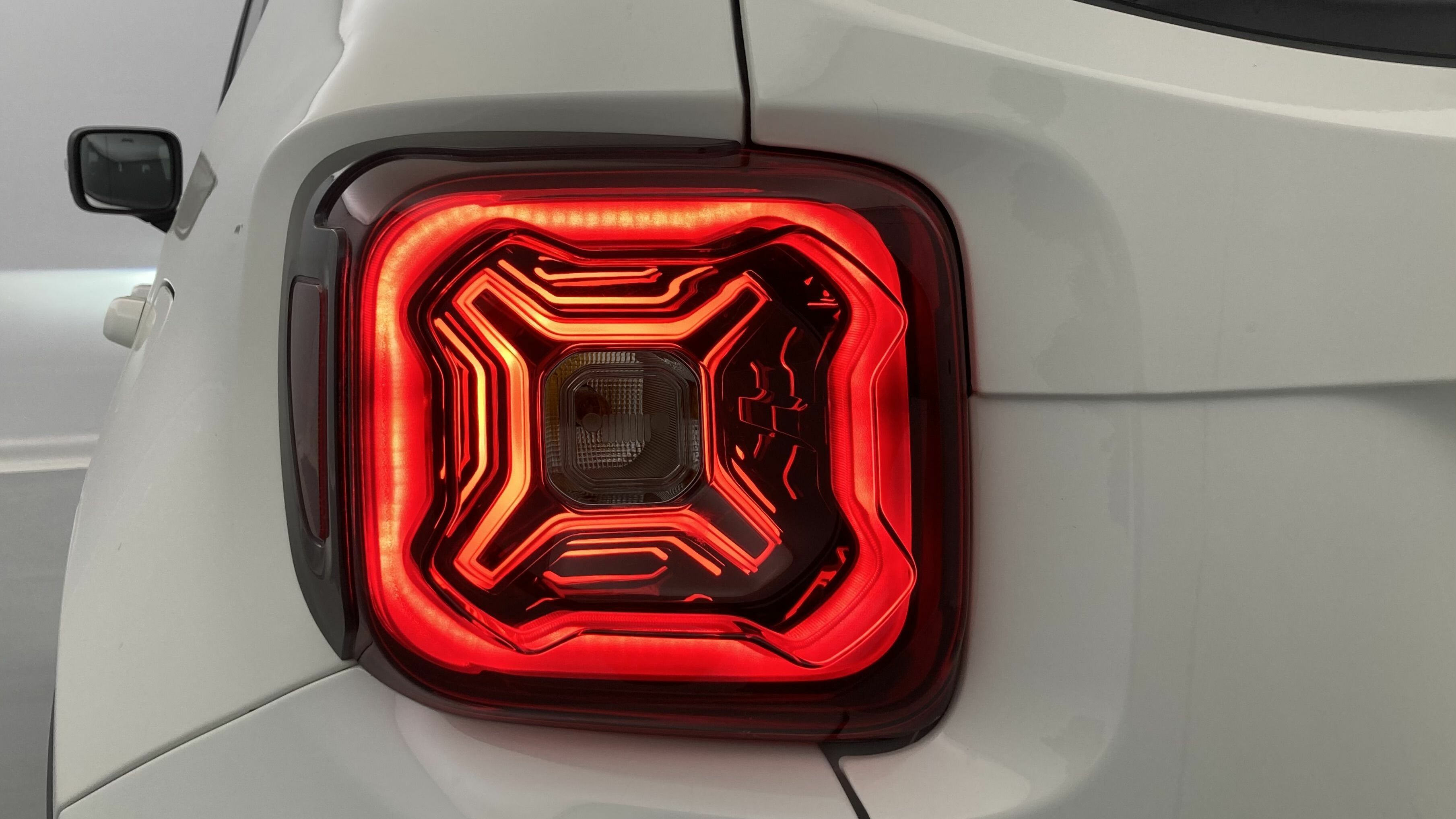 jeep renegade trailhawk 1.3 PHEV 240 AWD 2023 blanco alpine 29