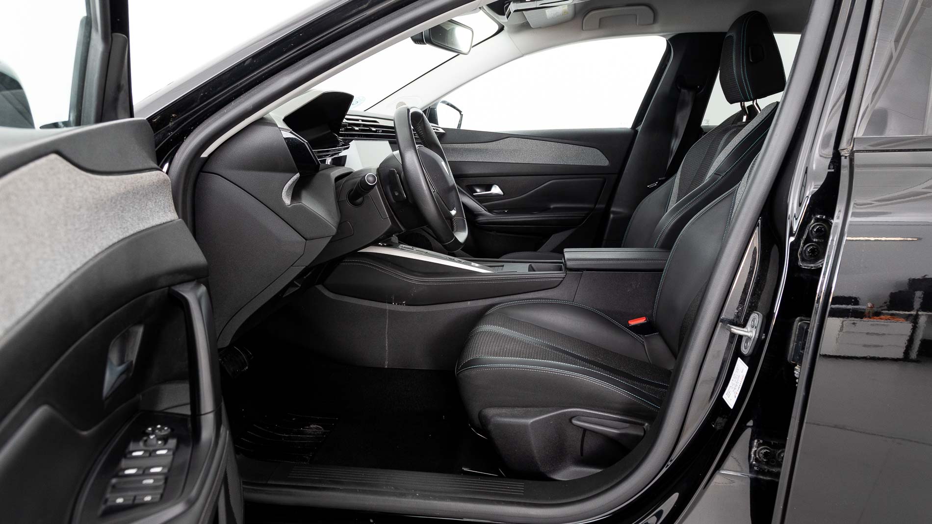 peugeot 308 allure 1.2 PURETECH 130 EAT 2023 negro perla nera 18