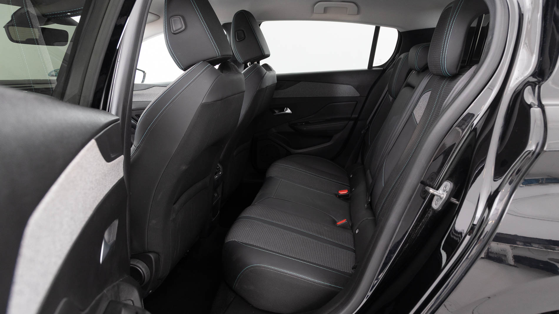 peugeot 308 allure 1.2 PURETECH 130 EAT 2023 negro perla nera 19