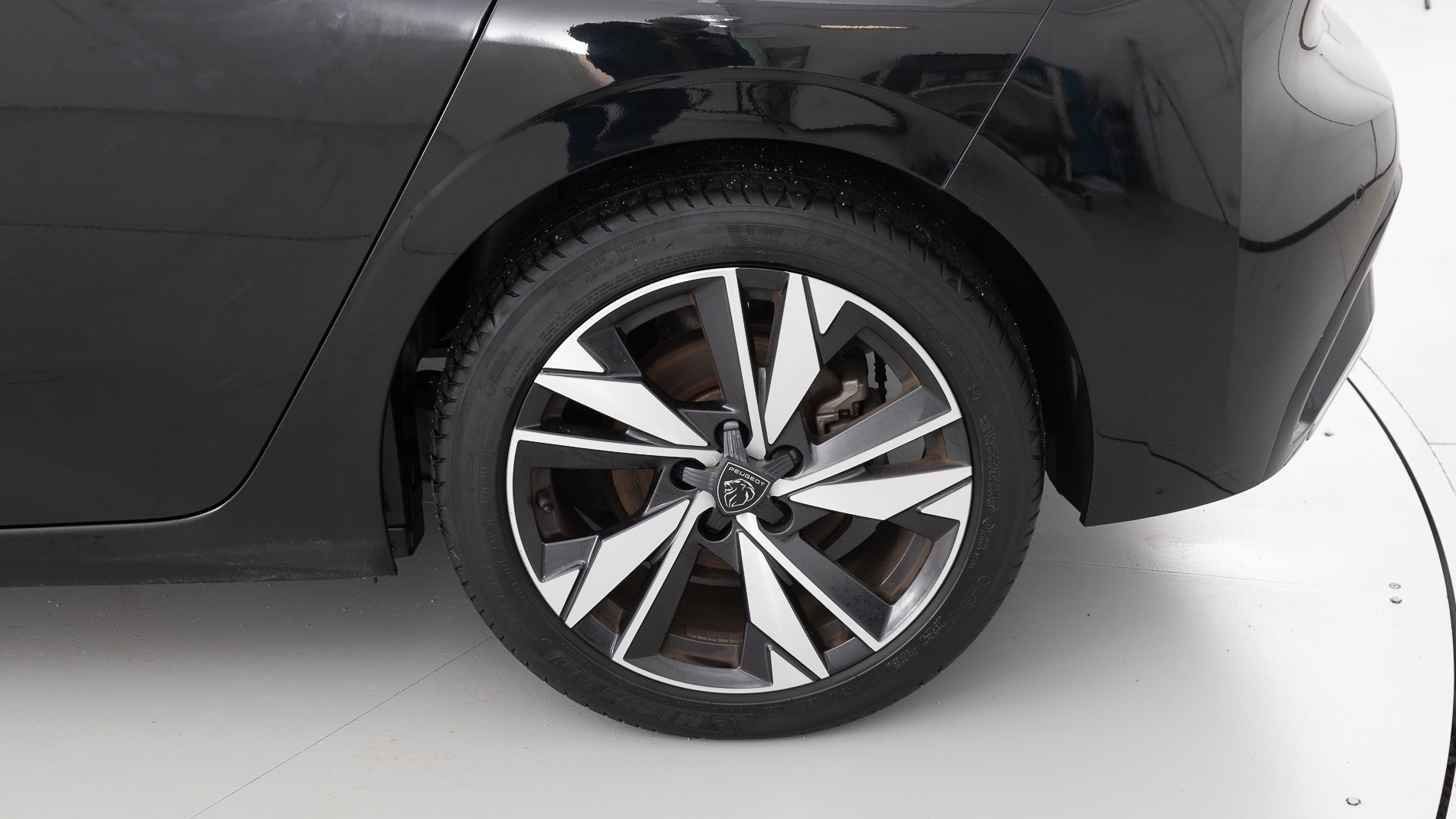 peugeot 308 allure 1.2 PURETECH 130 EAT 2023 negro perla nera 23