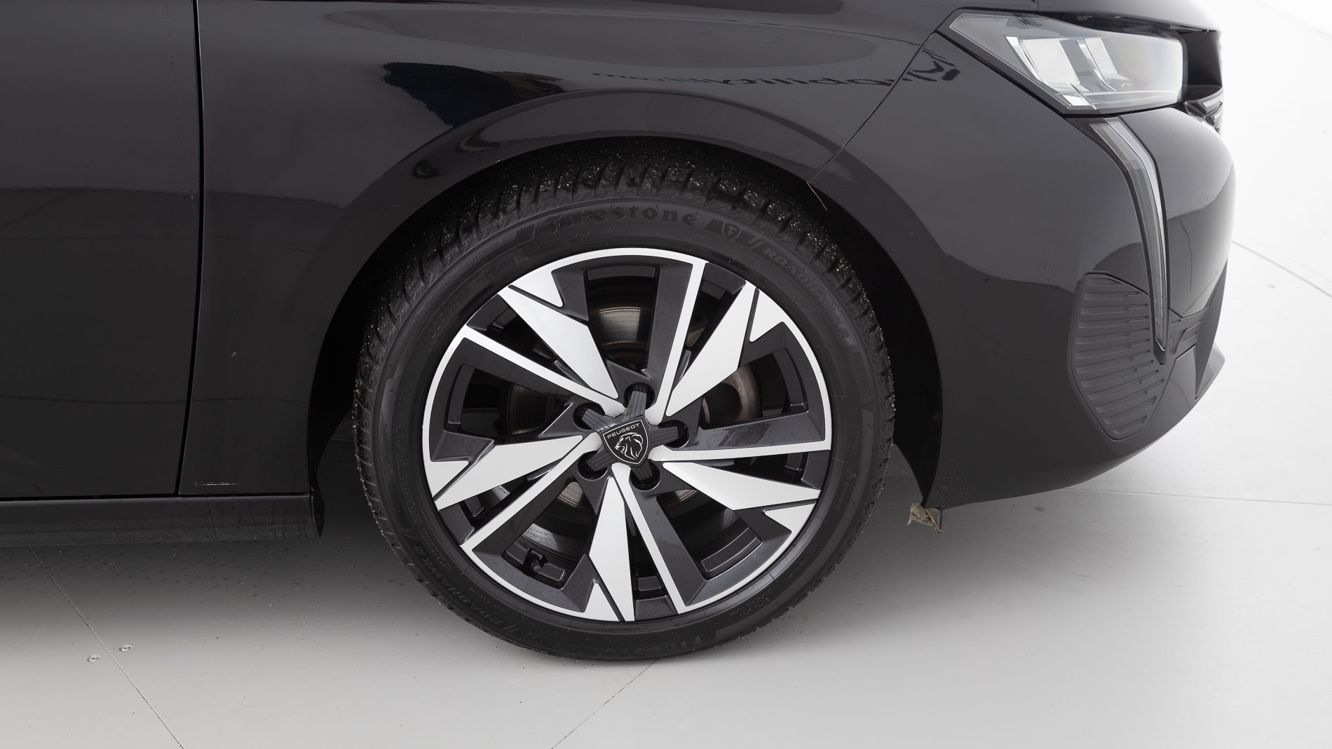 peugeot 308 allure 1.2 PURETECH 130 EAT 2023 negro perla nera 25