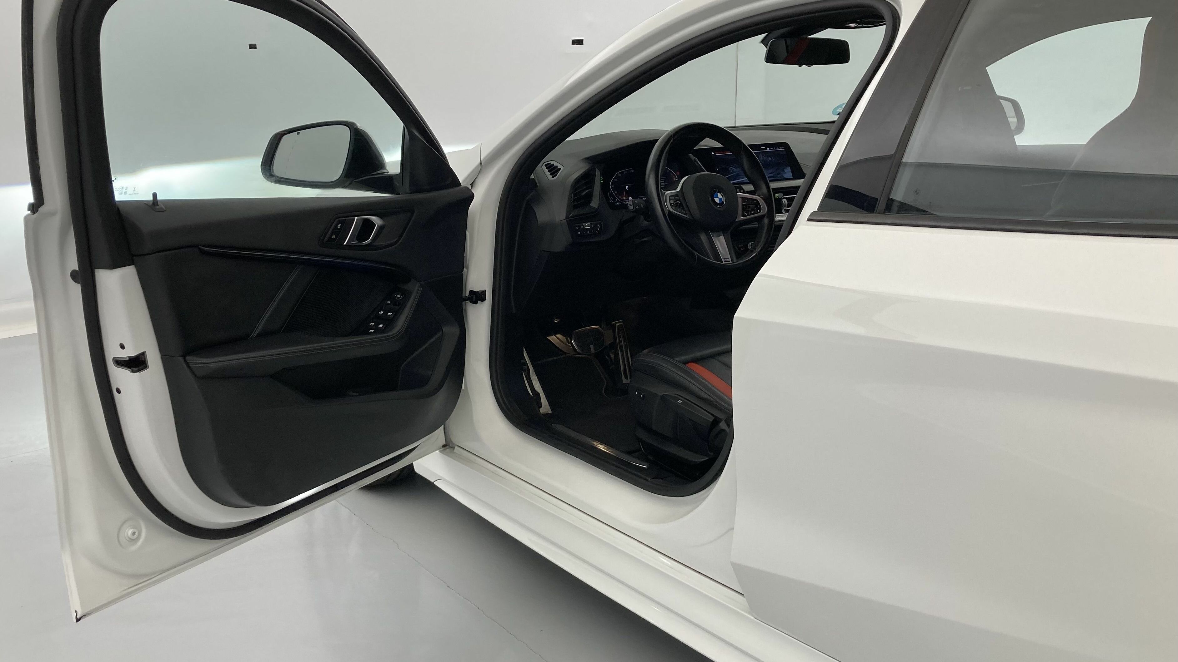 bmw serie 1 m sport colorvision 118I 136 STEPTRONIC 2024 alpinweiss 14