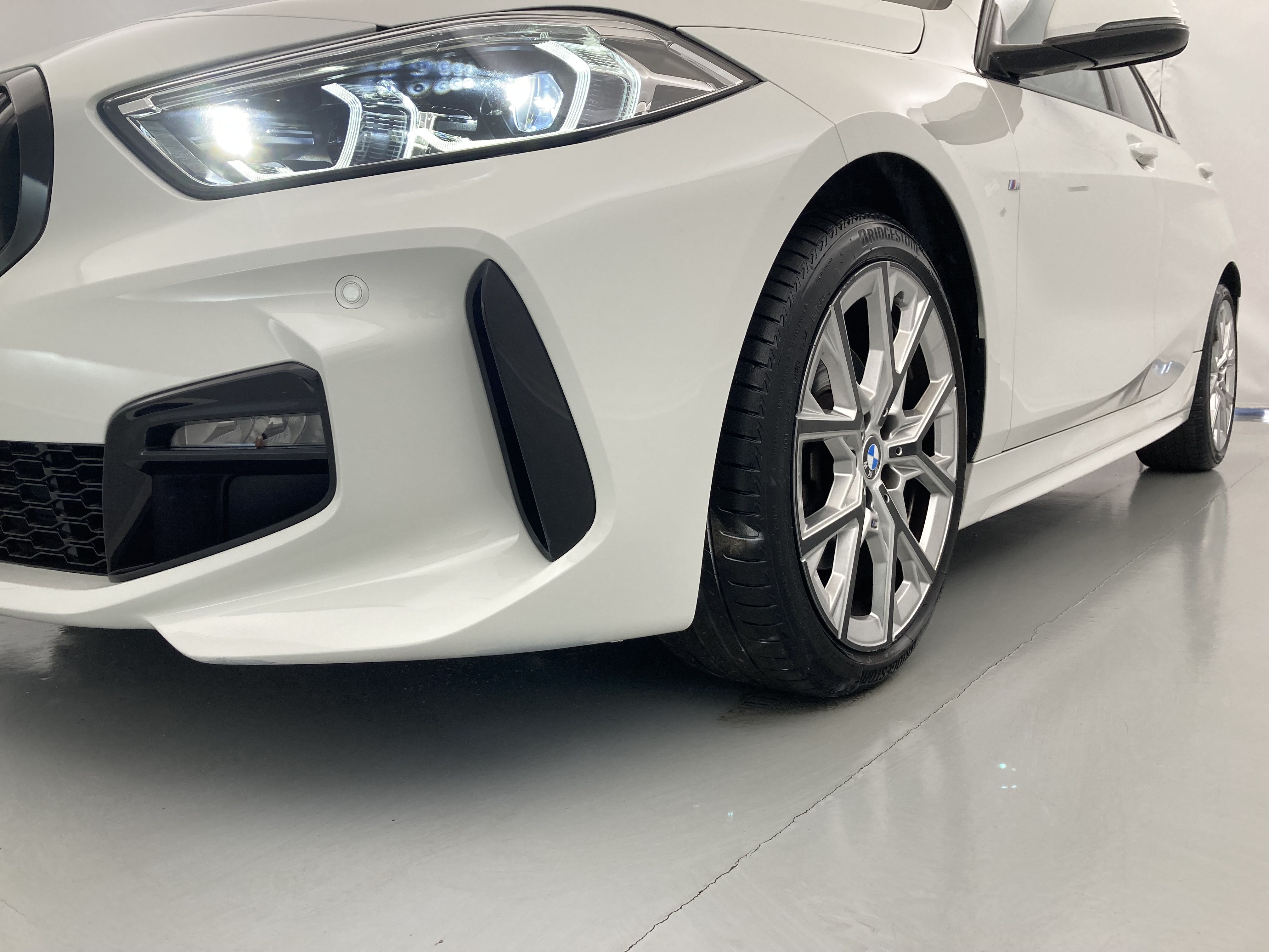 bmw serie 1 m sport colorvision 118I 136 STEPTRONIC 2024 alpinweiss 29