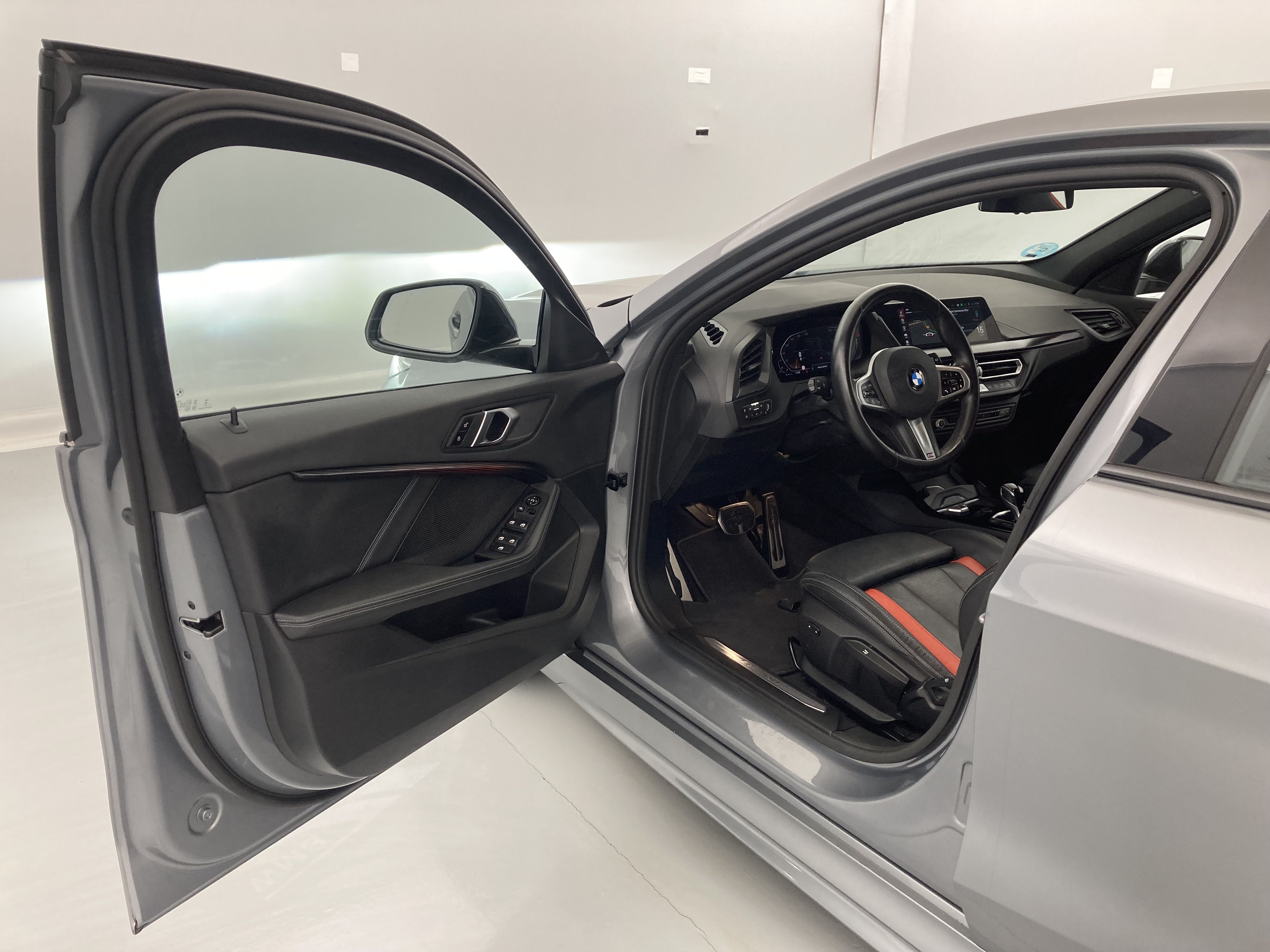 bmw serie 1 m sport colorvision 118I 136 STEPTRONIC 2024 skyscraper grau 20