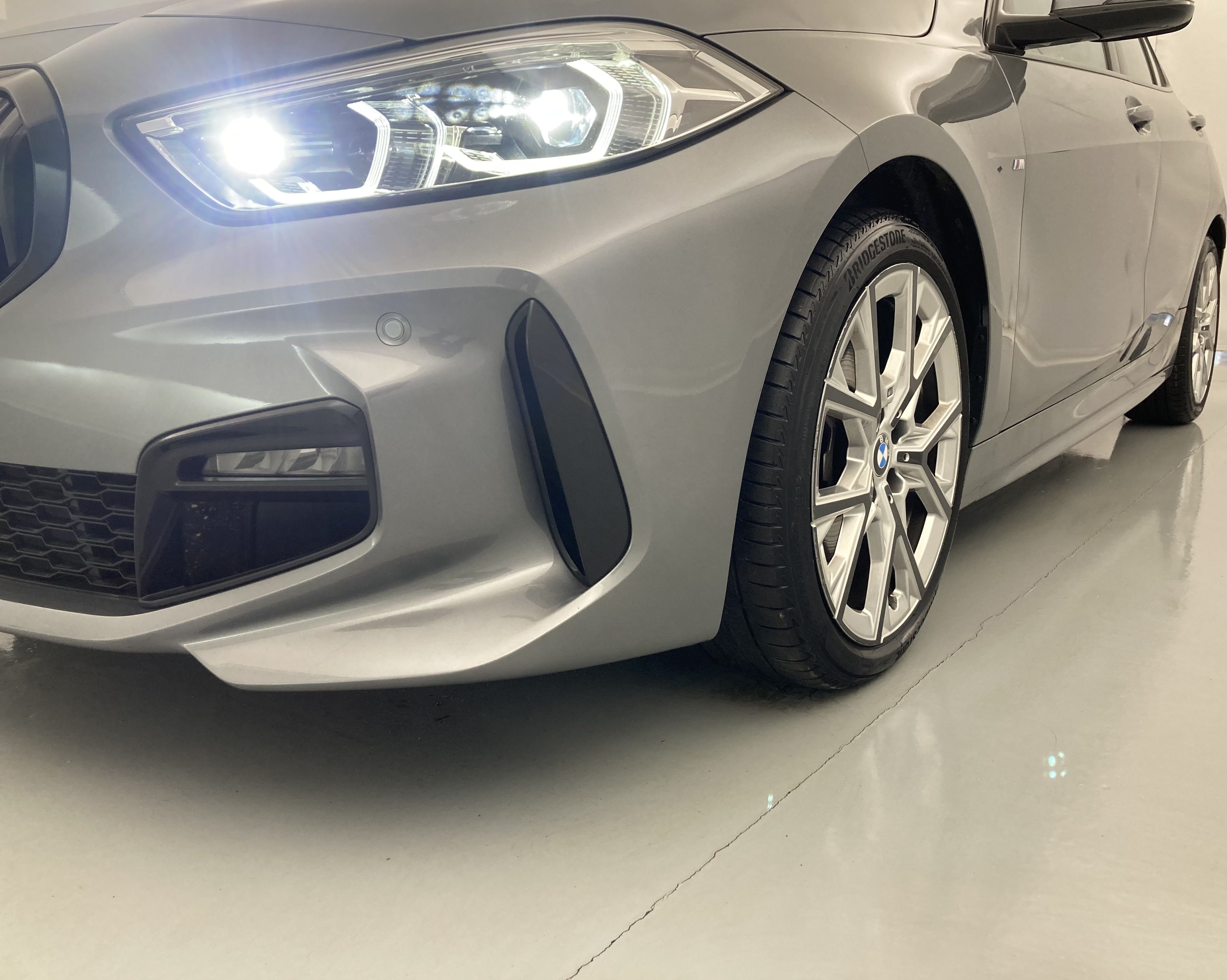 bmw serie 1 m sport colorvision 118I 136 STEPTRONIC 2024 skyscraper grau 28