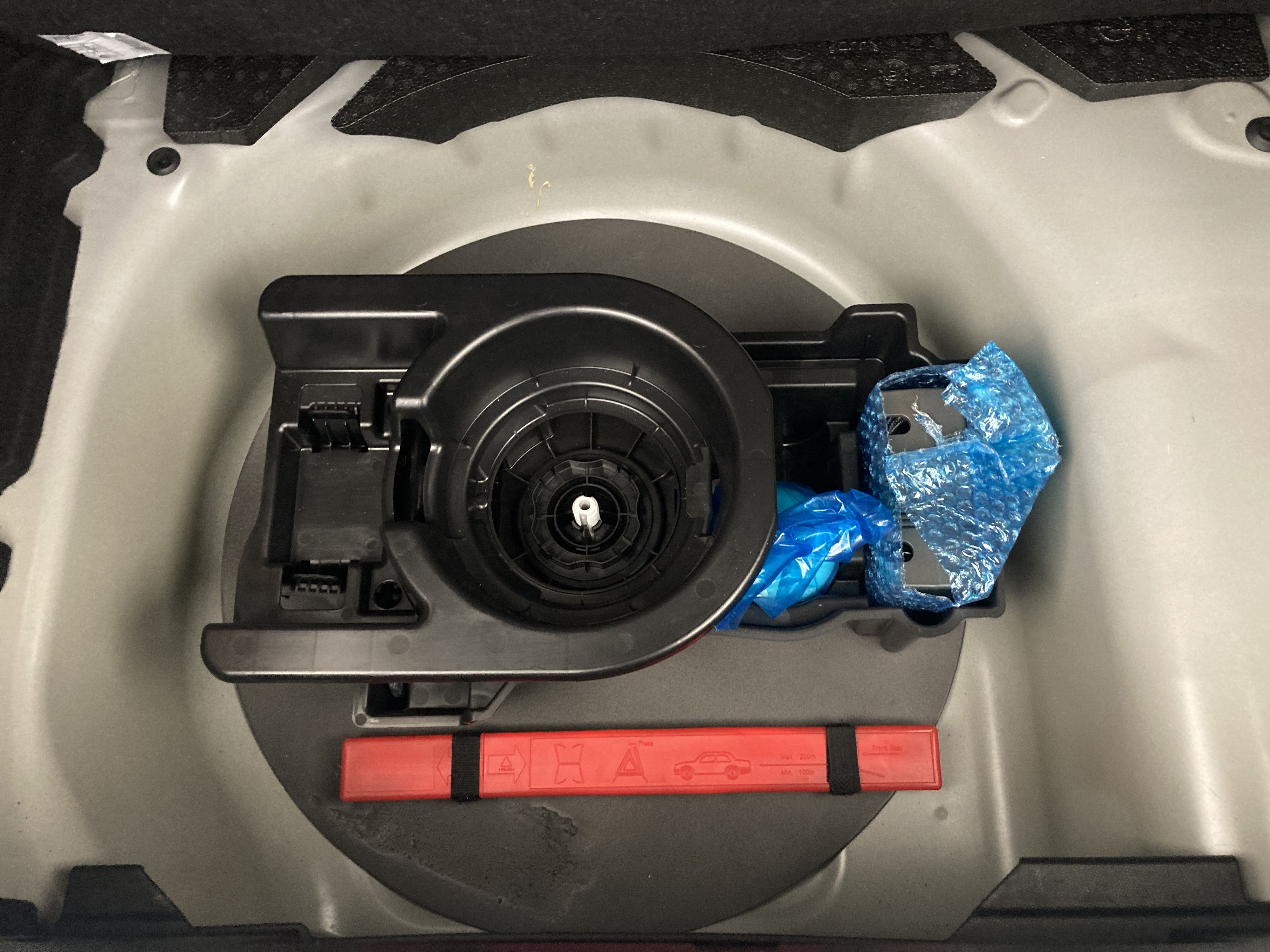 peugeot 208 allure 1.2 PURETECH 100 2024 gris selenium 24