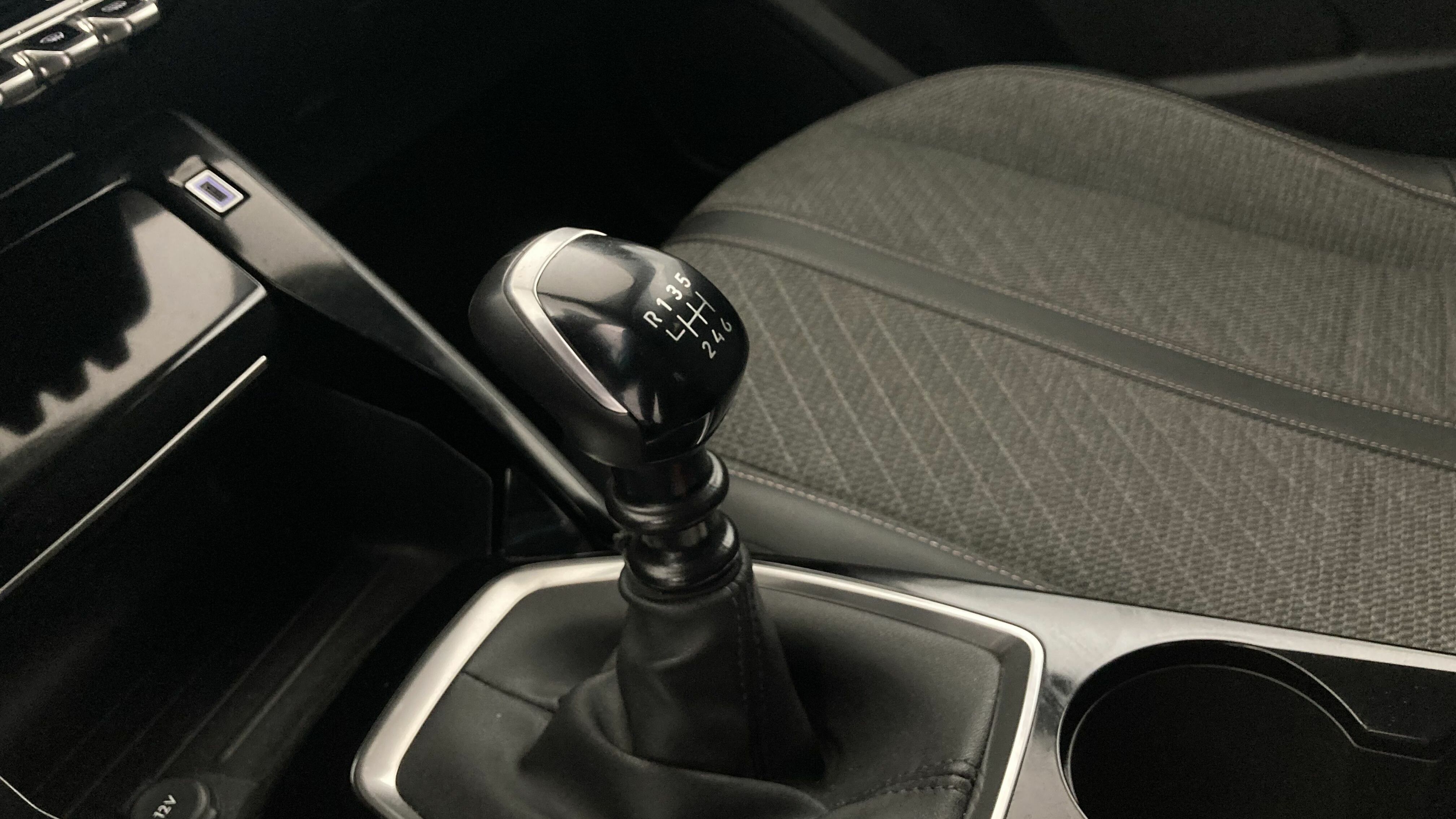 peugeot 208 allure 1.2 PURETECH 100 2024 gris selenium 19