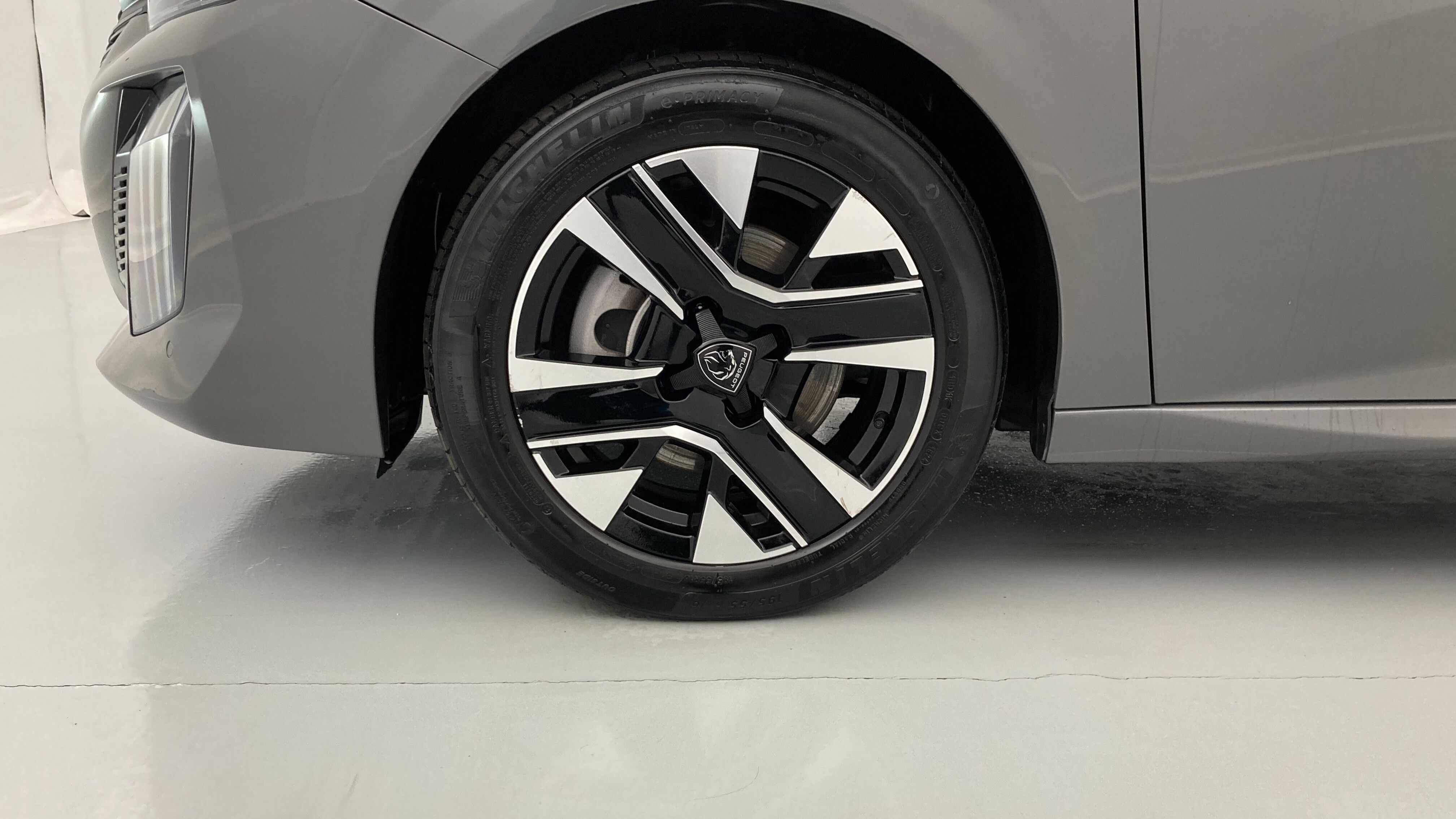 peugeot 208 allure 1.2 PURETECH 100 2024 gris selenium 26