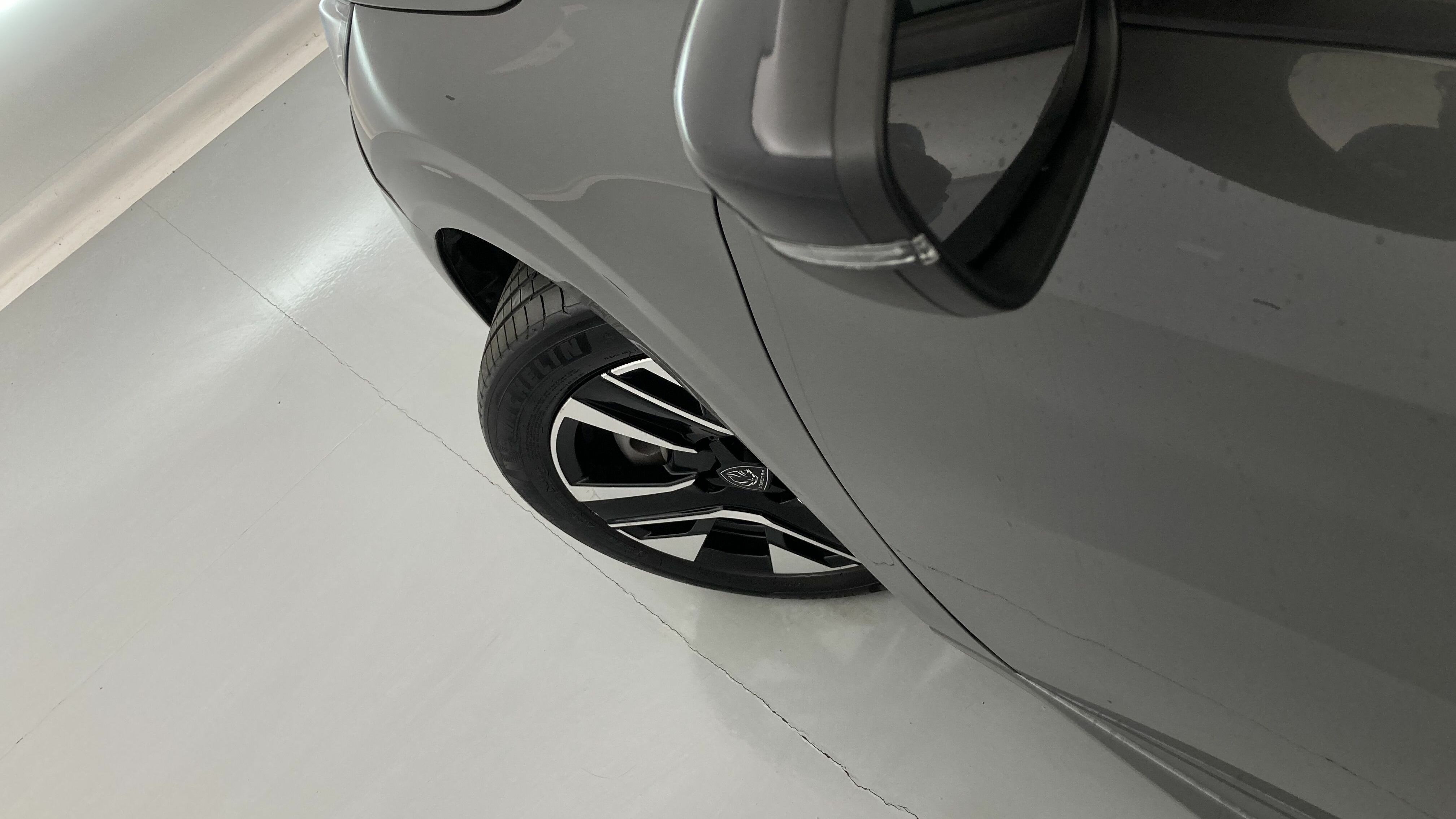 peugeot 208 allure 1.2 PURETECH 100 2024 gris selenium 27